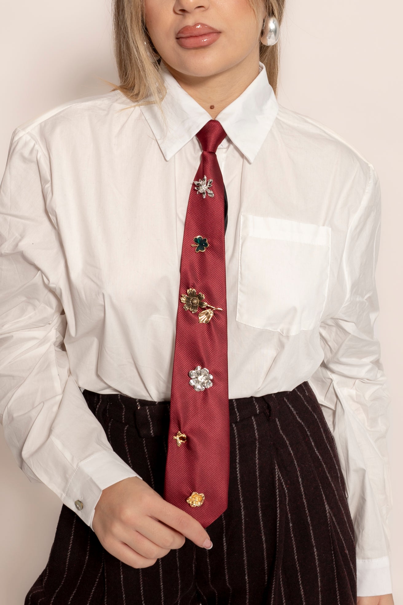 Cravatta con applicazioni