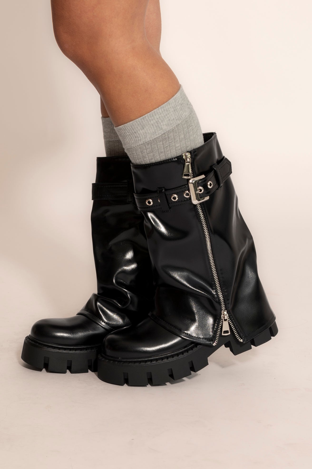 Anfibi con zip e cintura