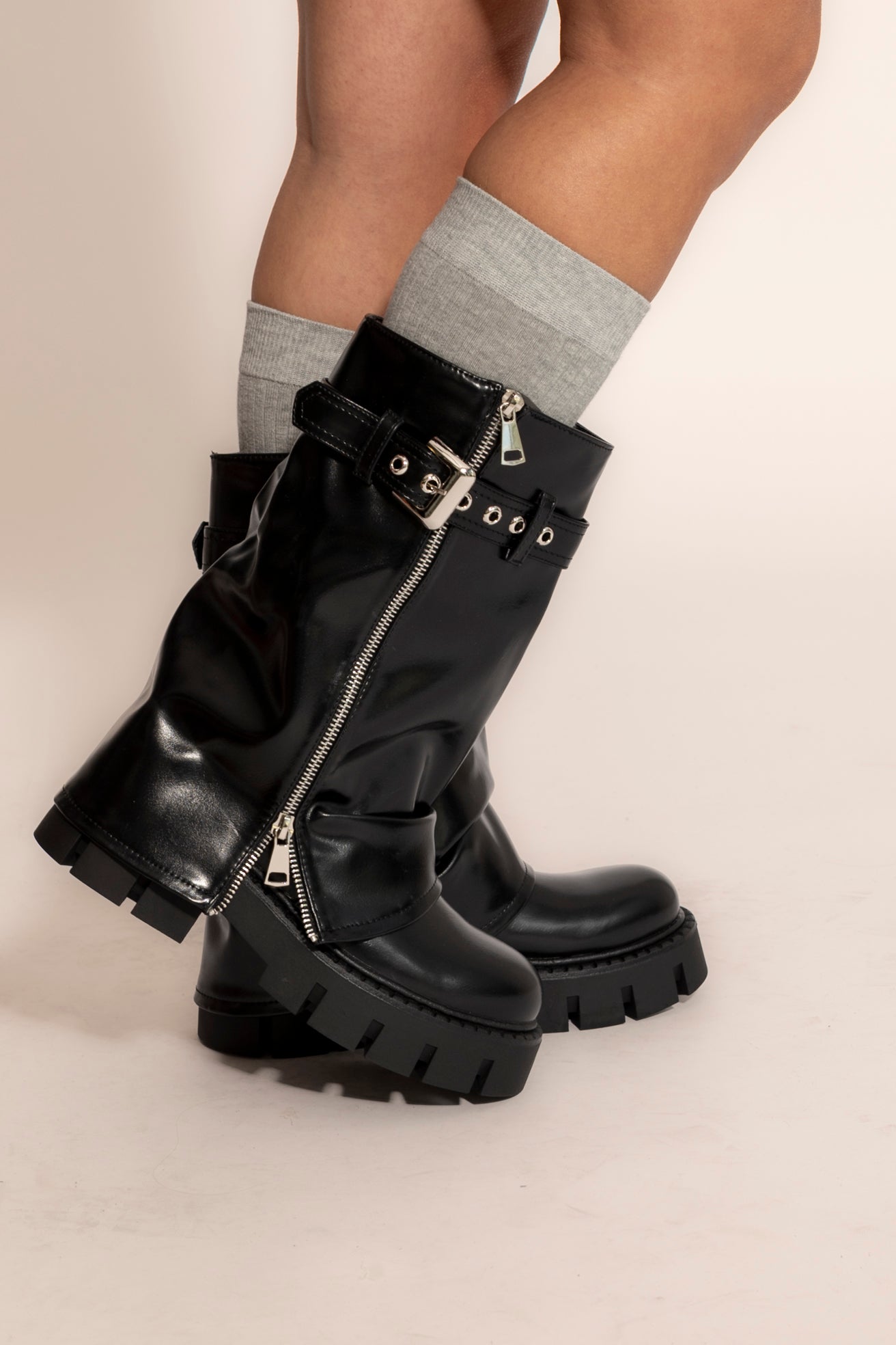 Anfibi con zip e cintura