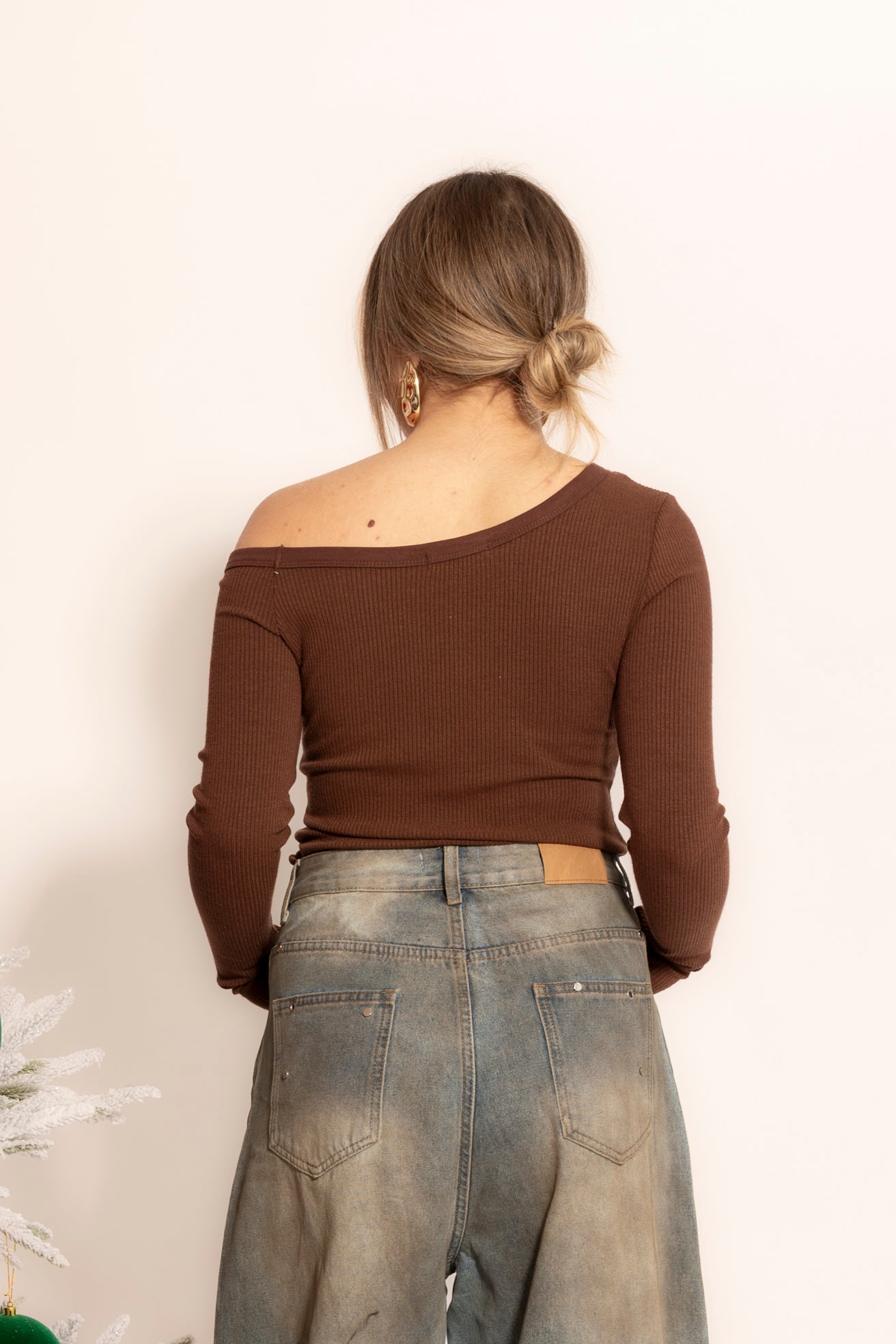 Maglia costine spalla scoperta