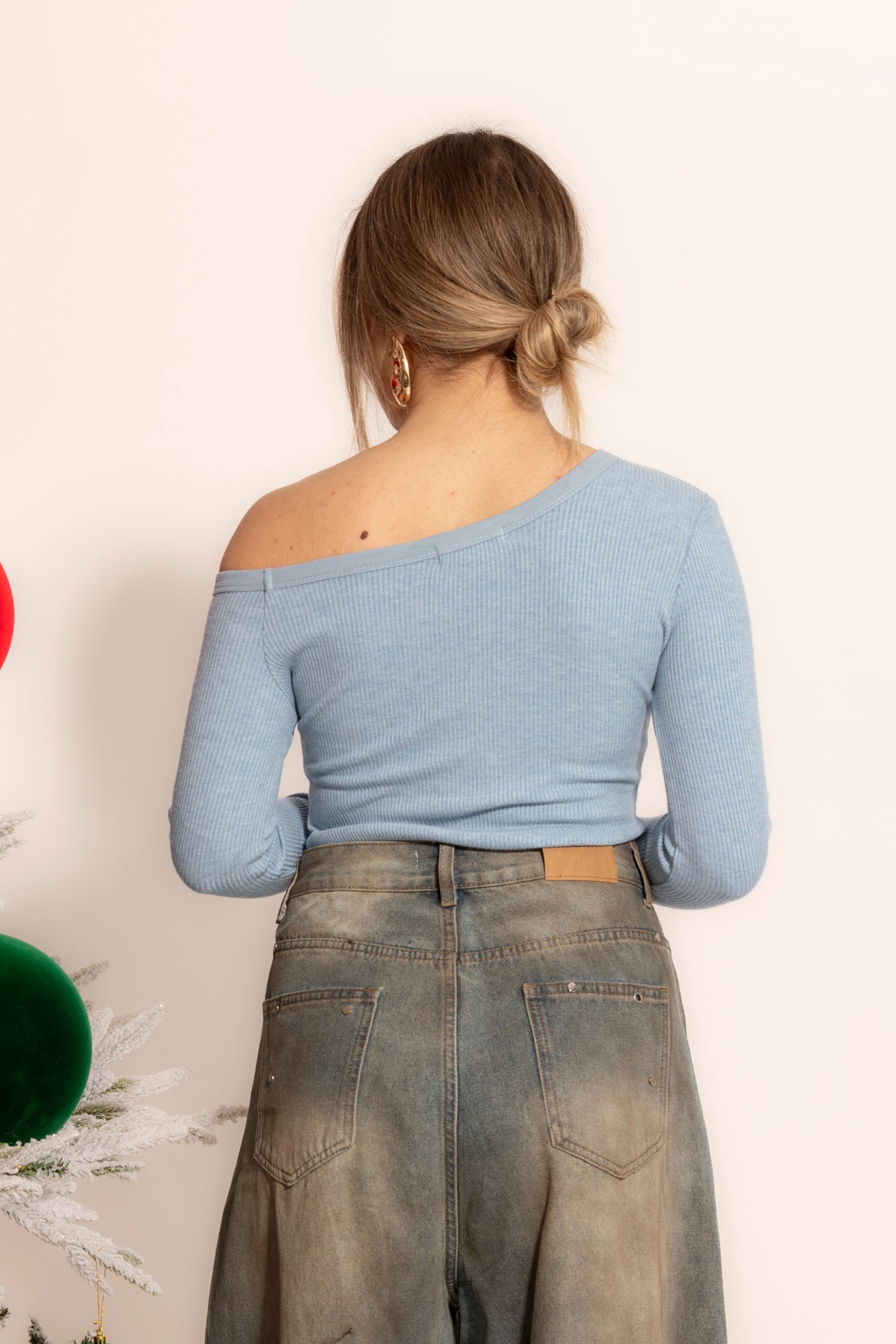 Maglia costine spalla scoperta