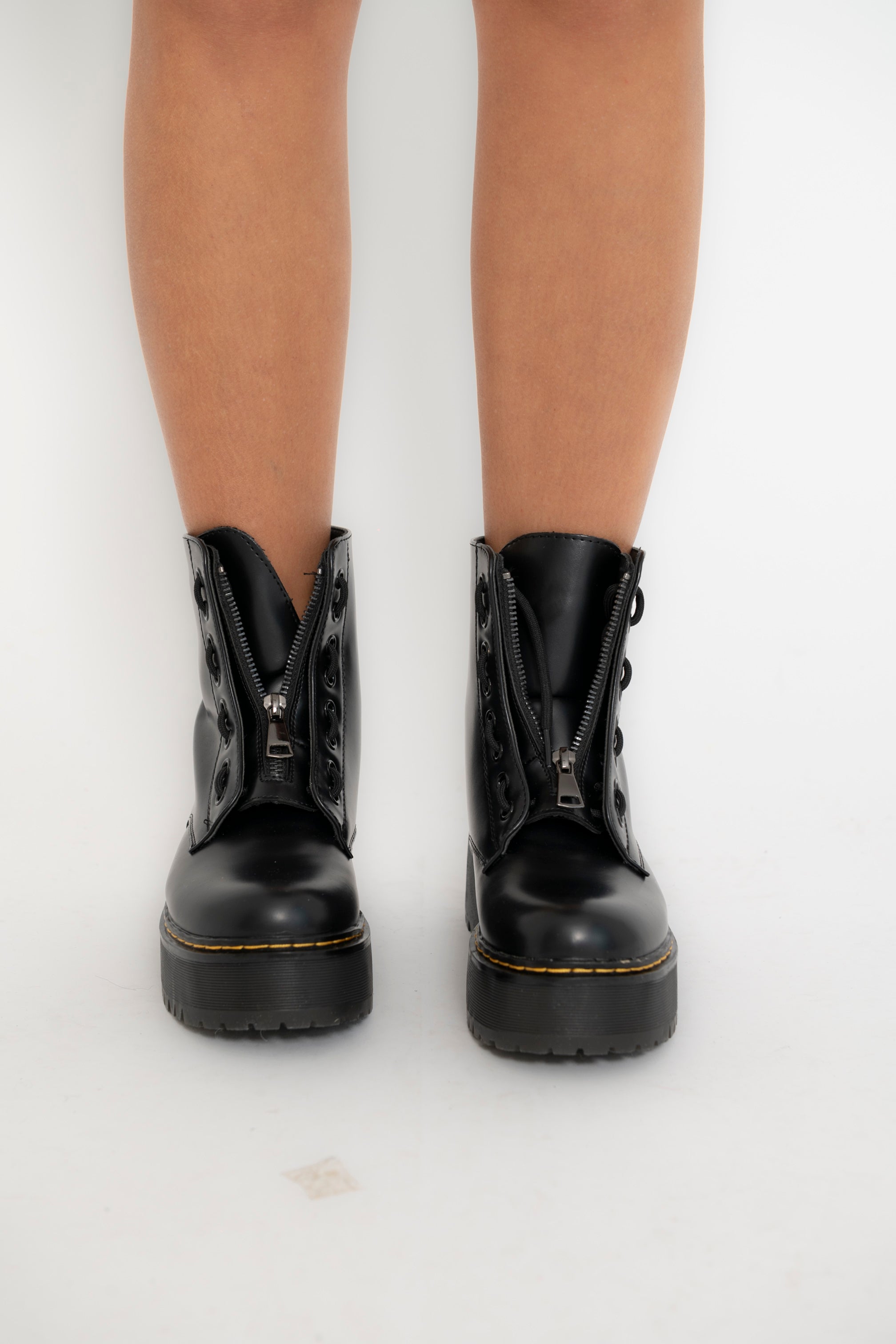 Anfibi con zip frontale