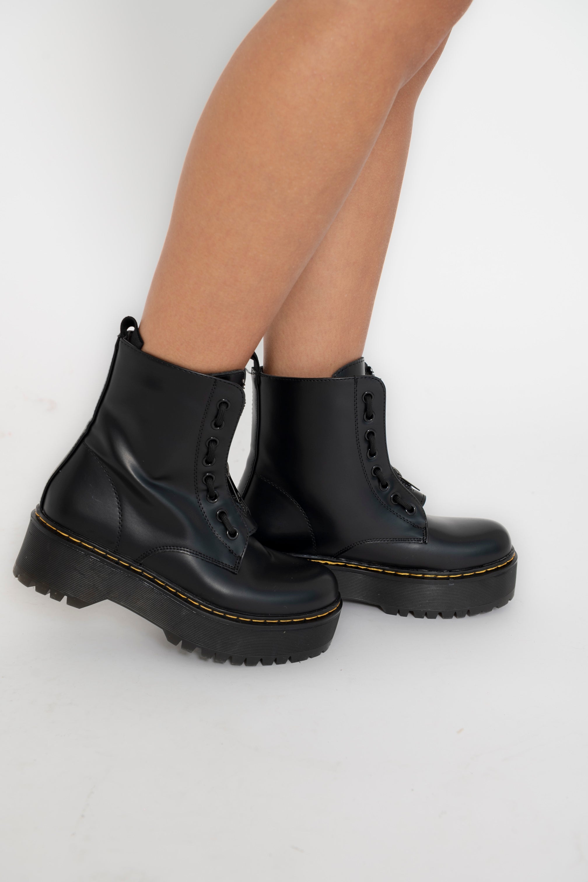 Anfibi con zip frontale