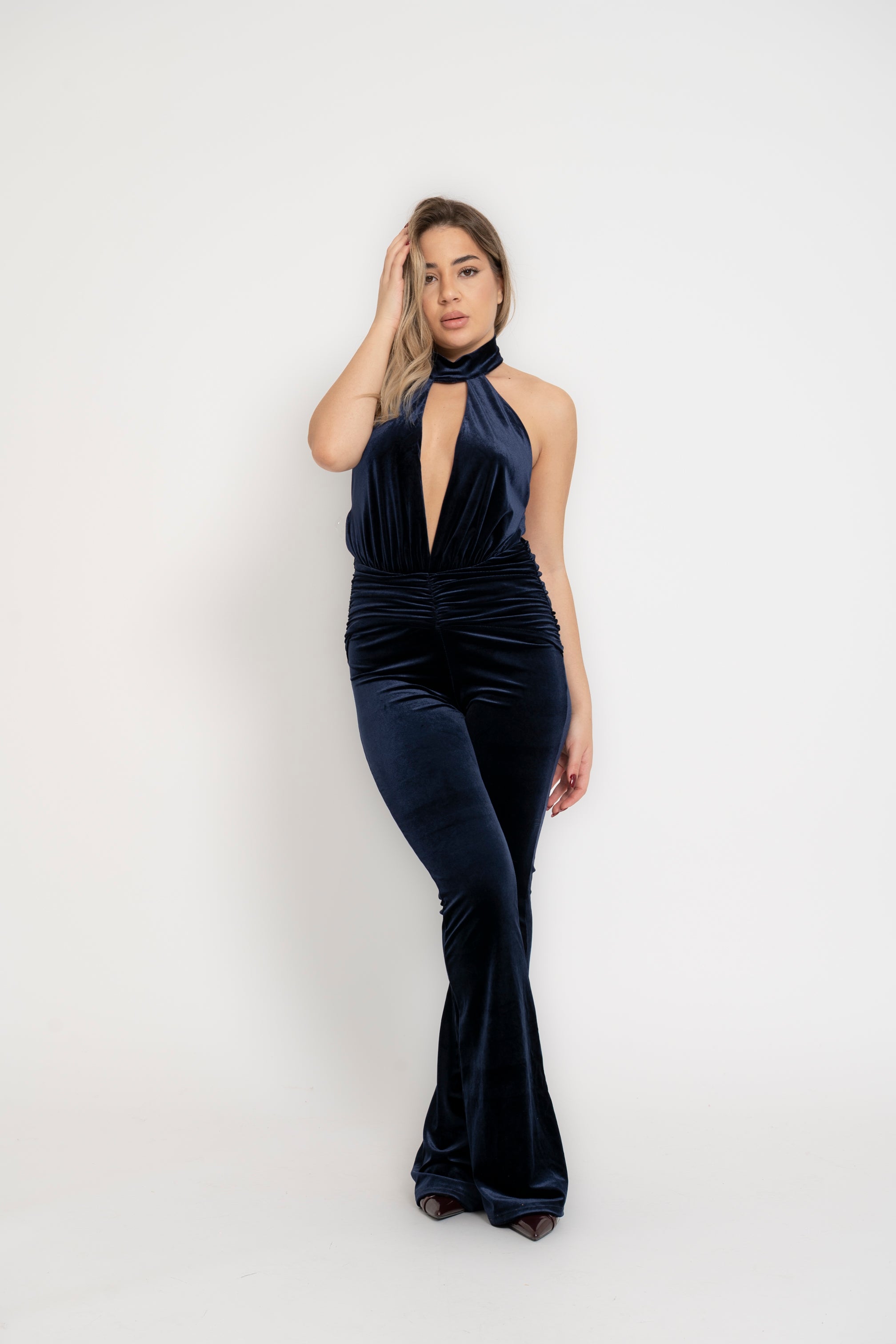 Tuta in velluto con scollo profondo