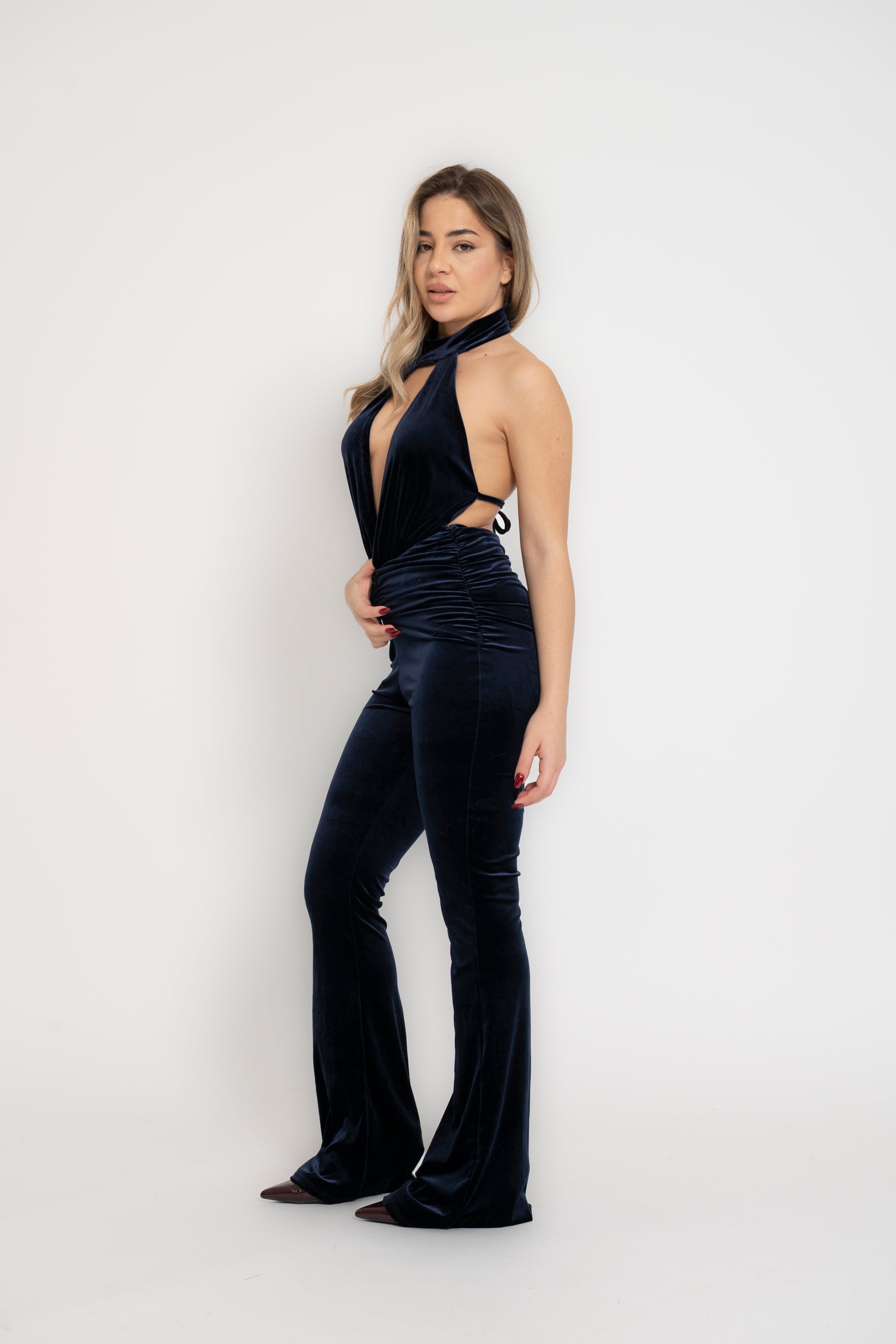 Tuta in velluto con scollo profondo