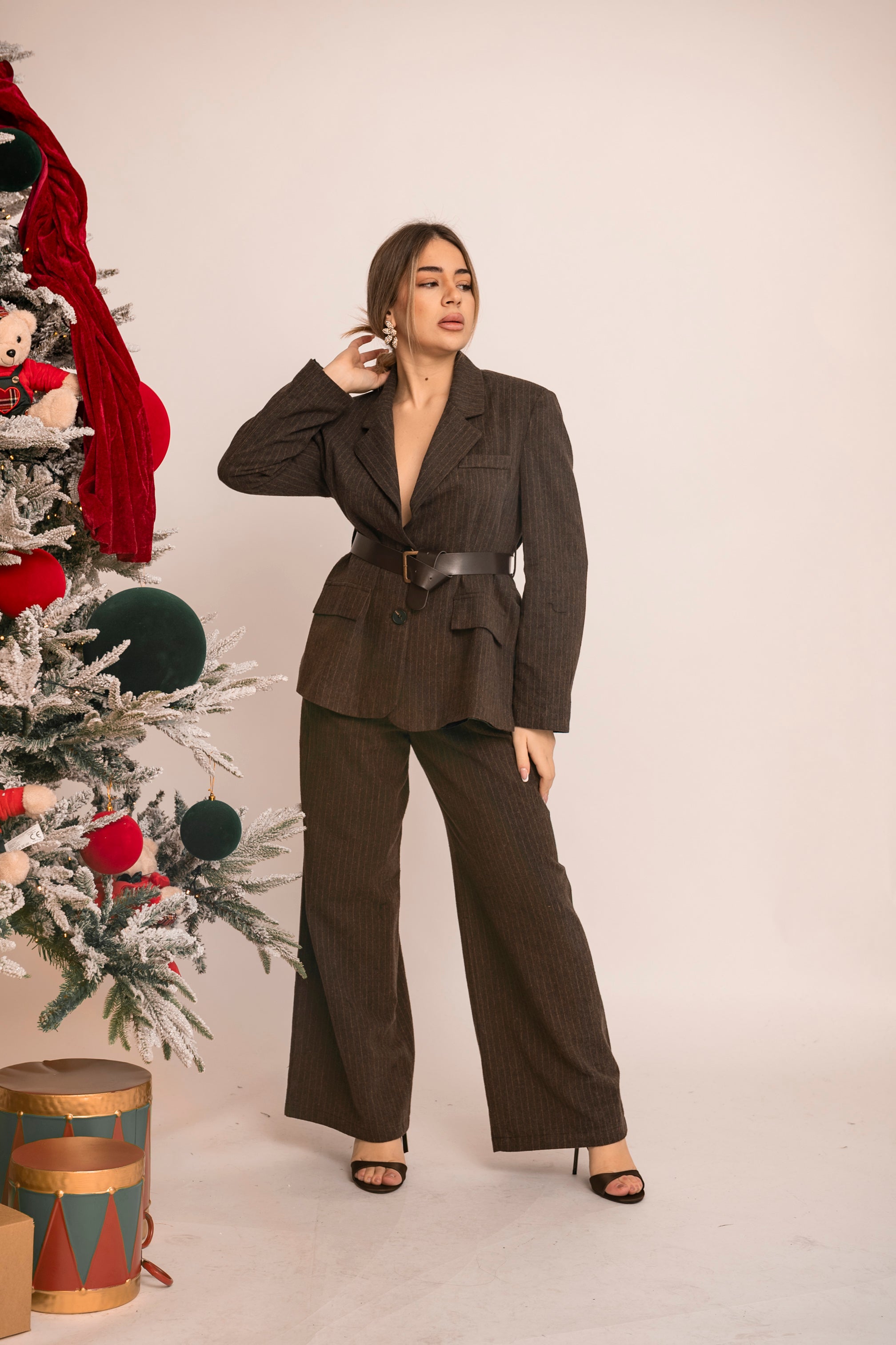 Tailleur gessato con cintura