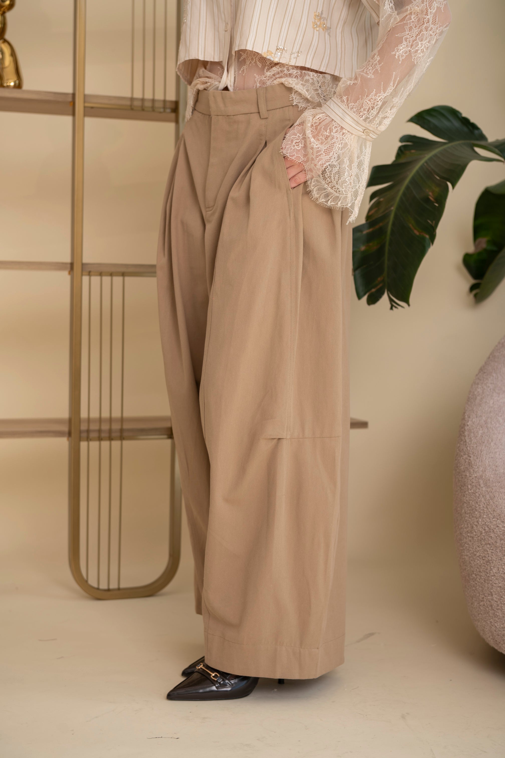 Pantalone morbido con pence