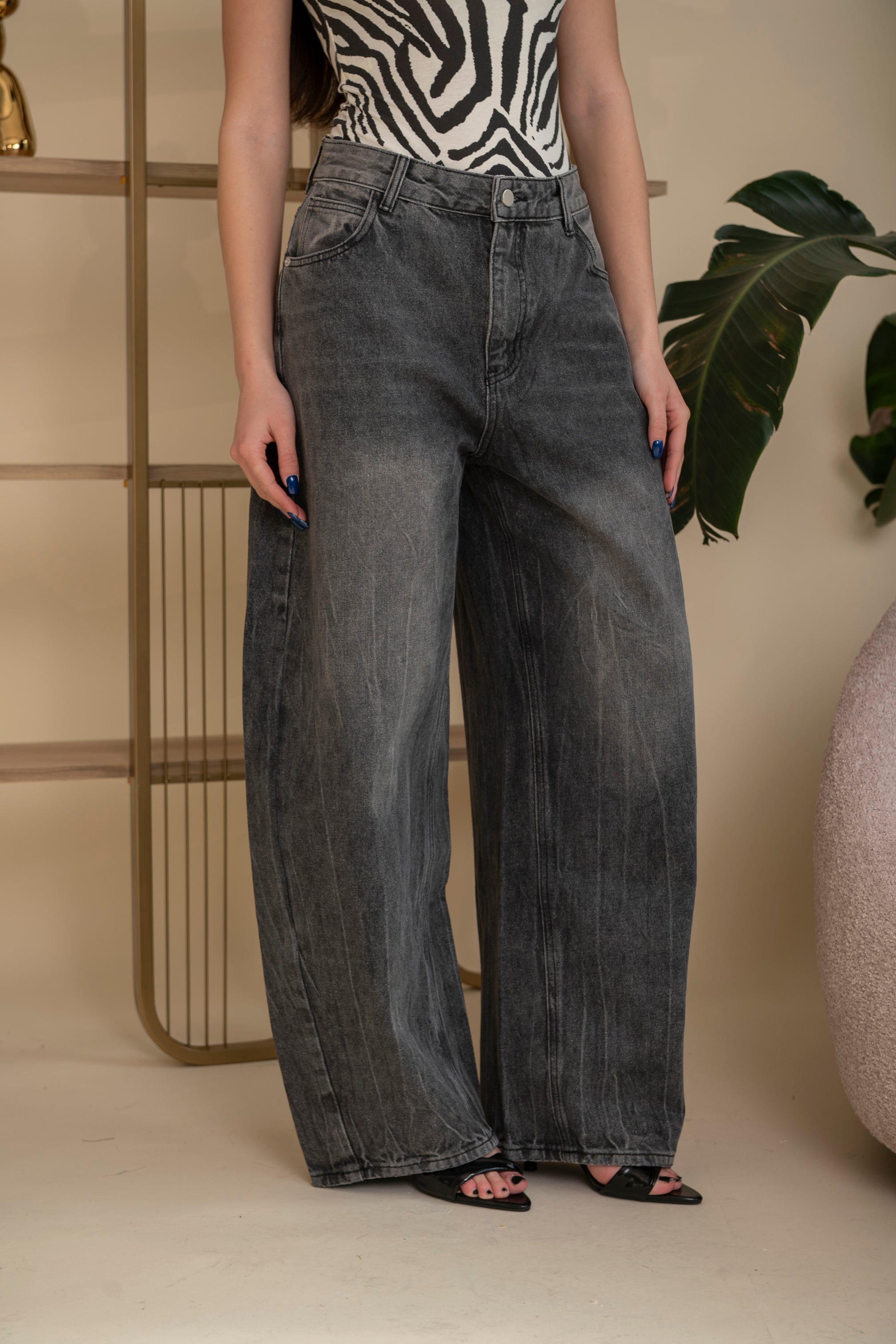 Jeans ballon con scritta sul retro in strass