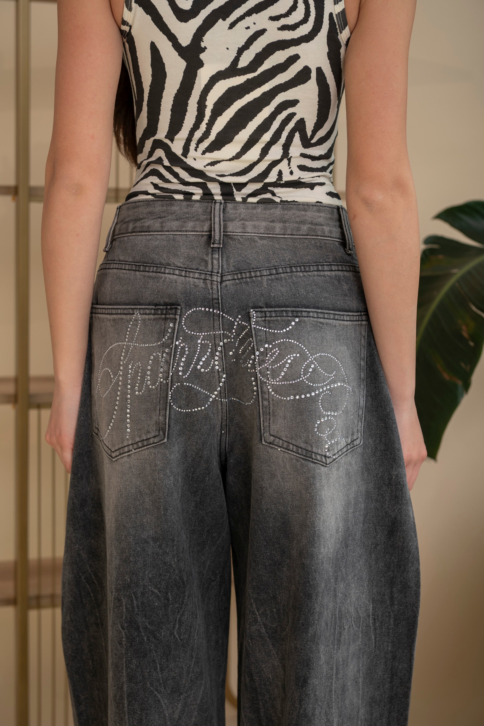 Jeans ballon con scritta sul retro in strass