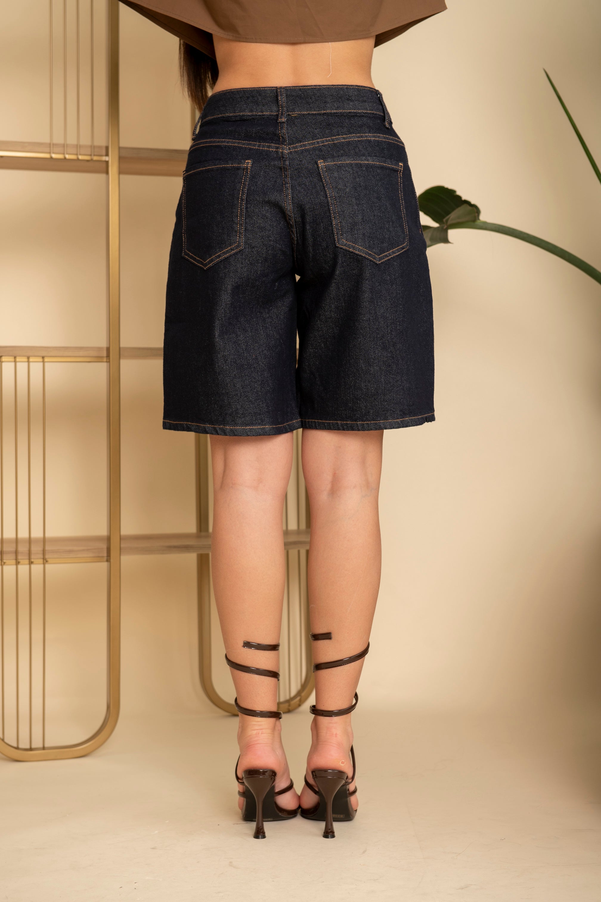 Bermuda denim scuro asimmetrico