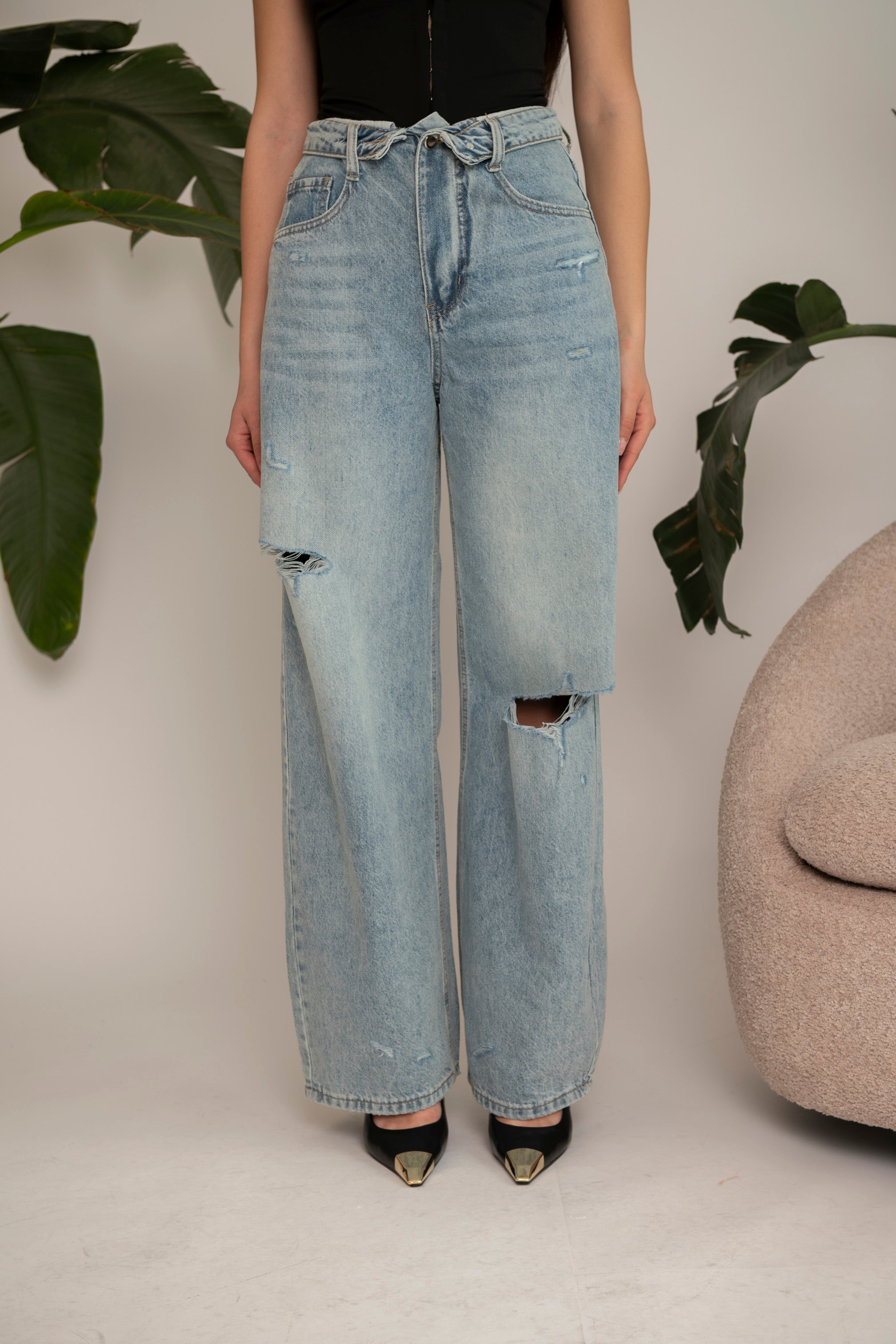 Jeans con risvolto e strappi