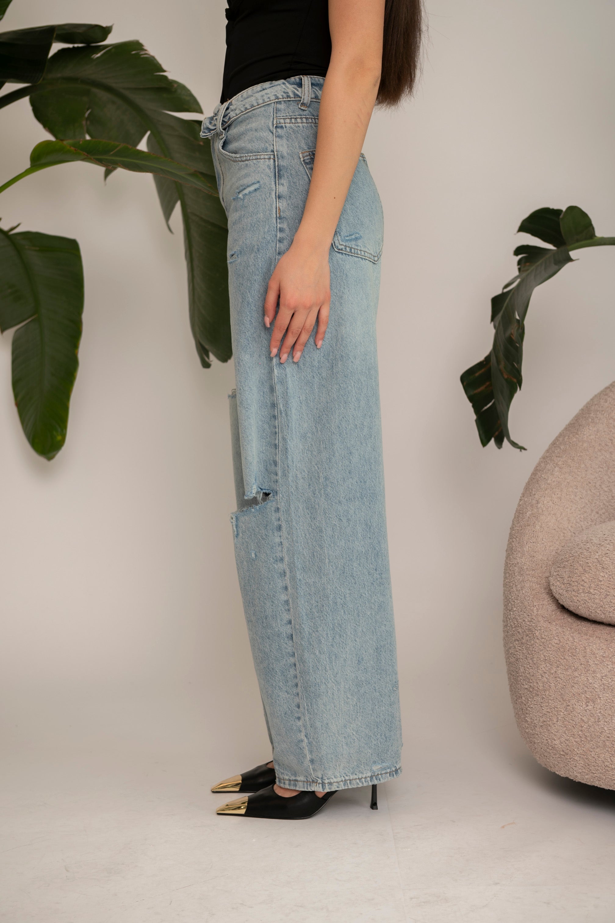 Jeans con risvolto e strappi