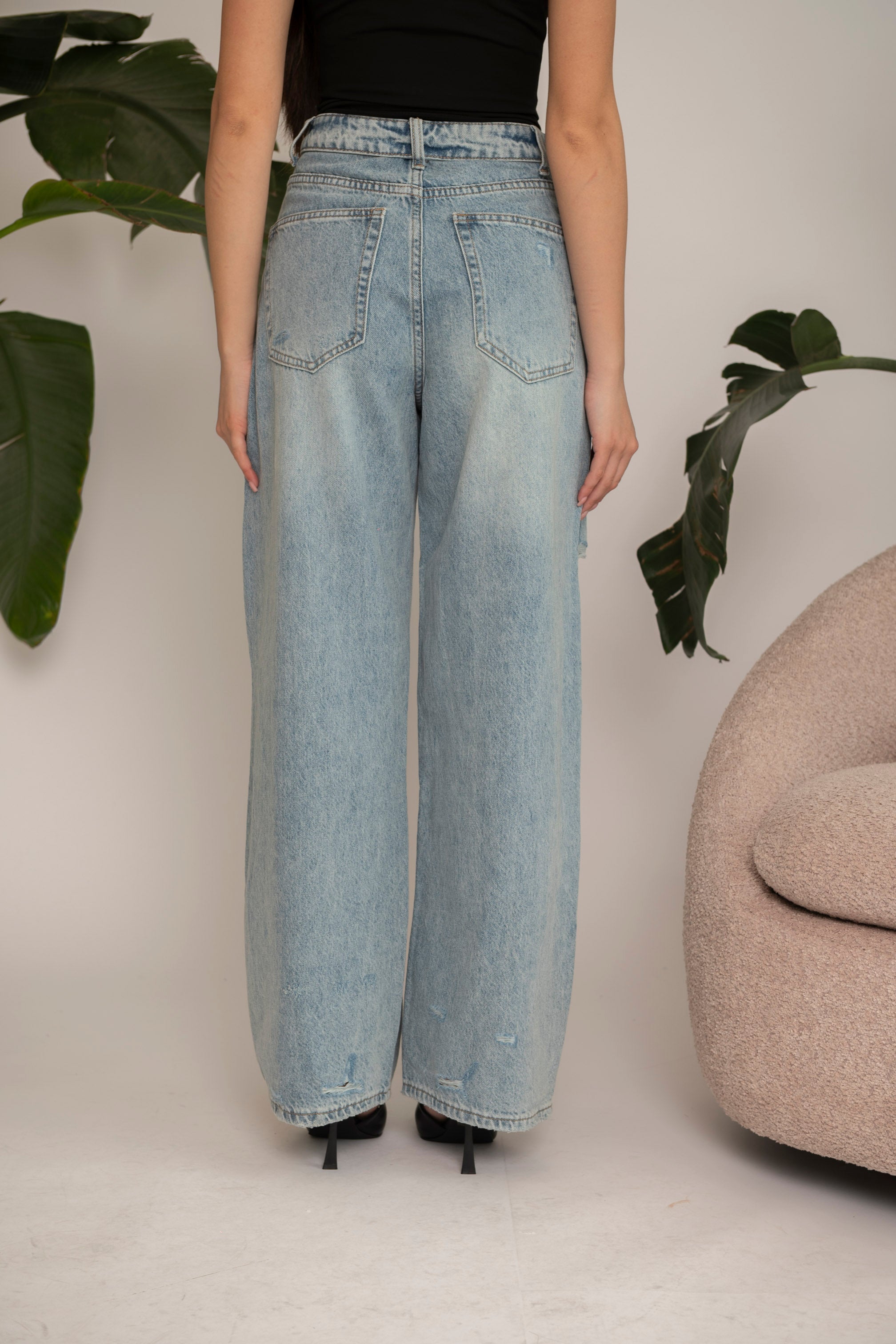 Jeans con risvolto e strappi