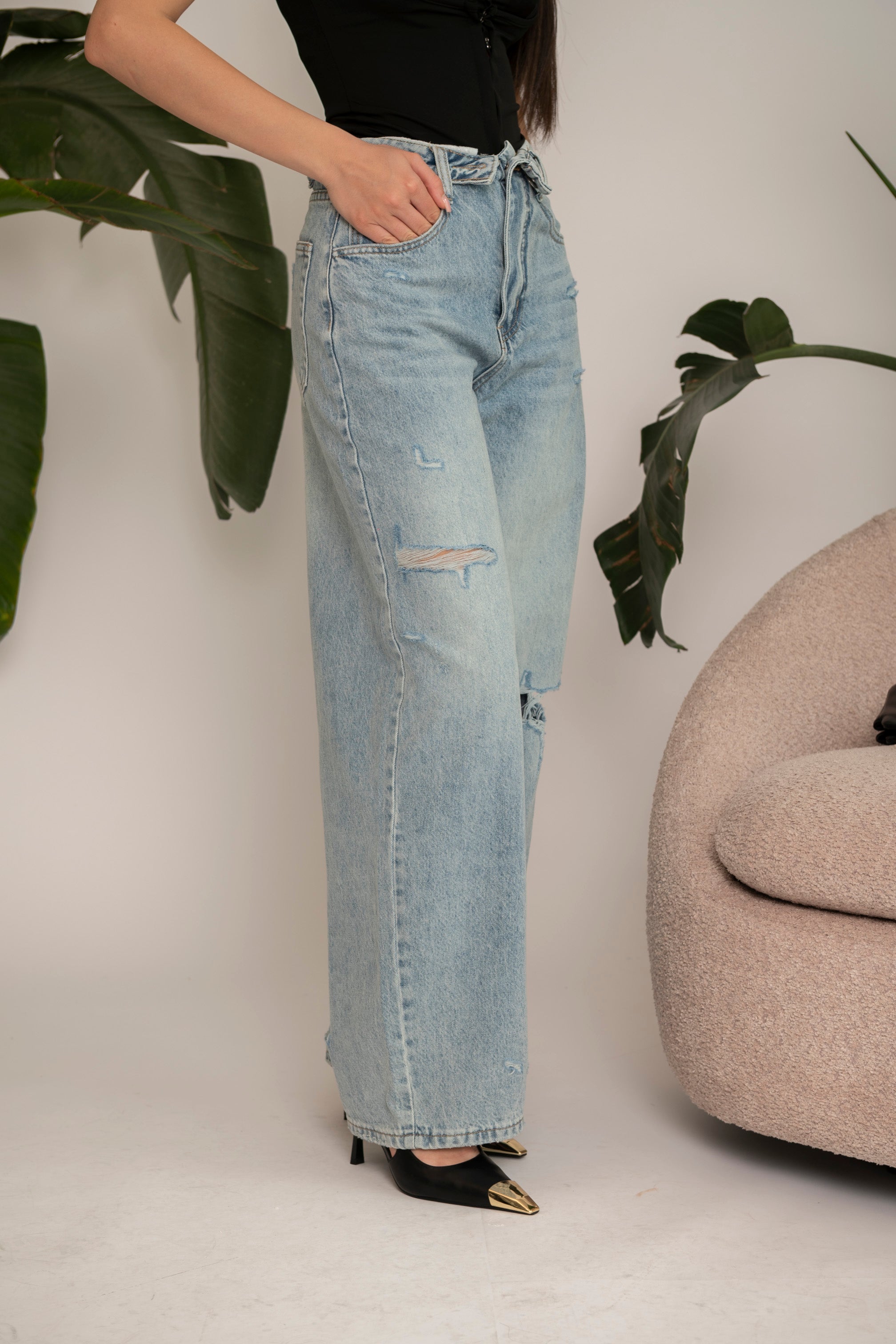 Jeans con risvolto e strappi
