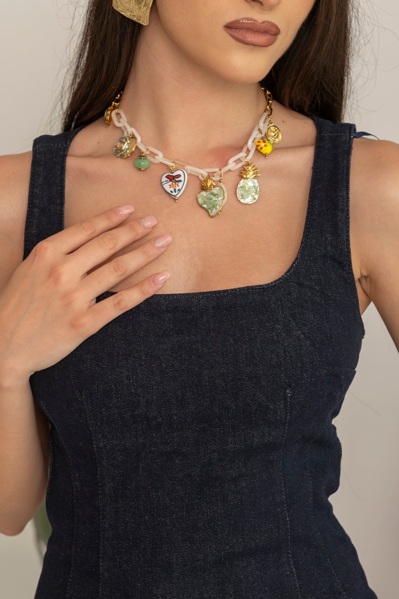 Collana con catene in plastica e ciondoli