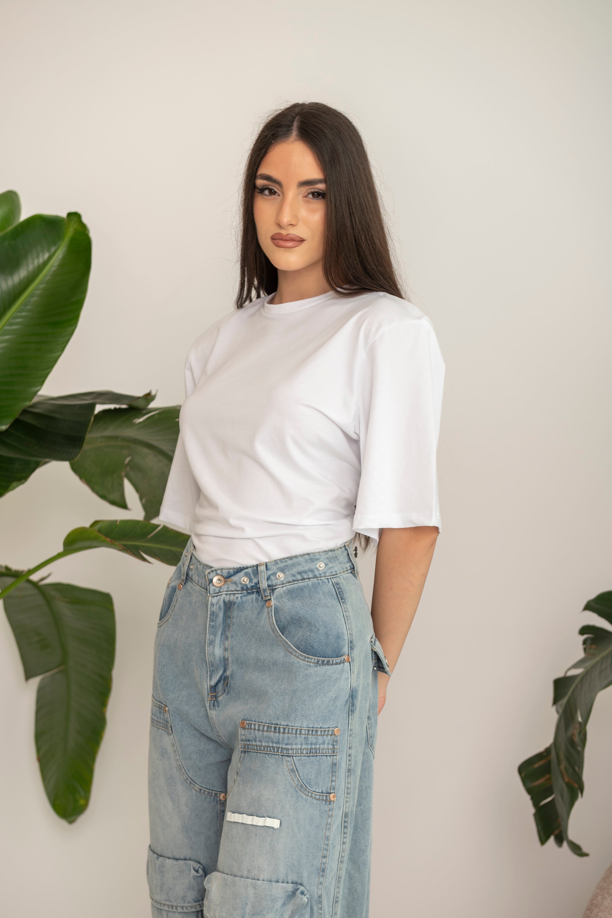 T-shirt con spalline e stringhe sul retro