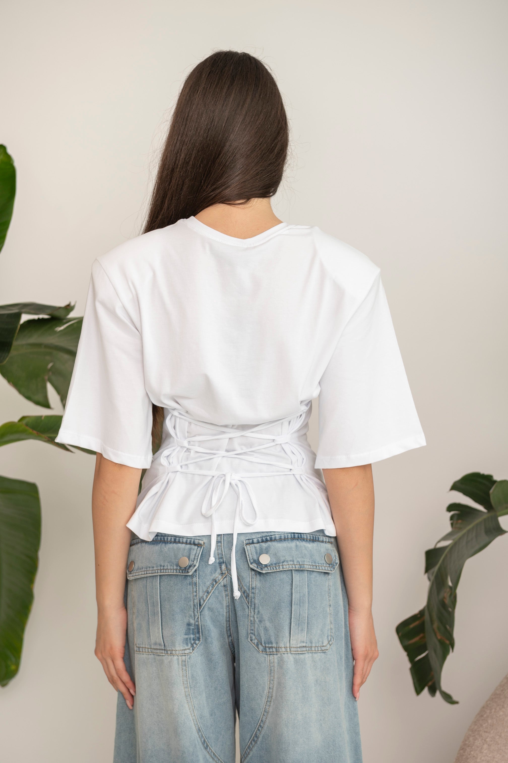 T-shirt con spalline e stringhe sul retro