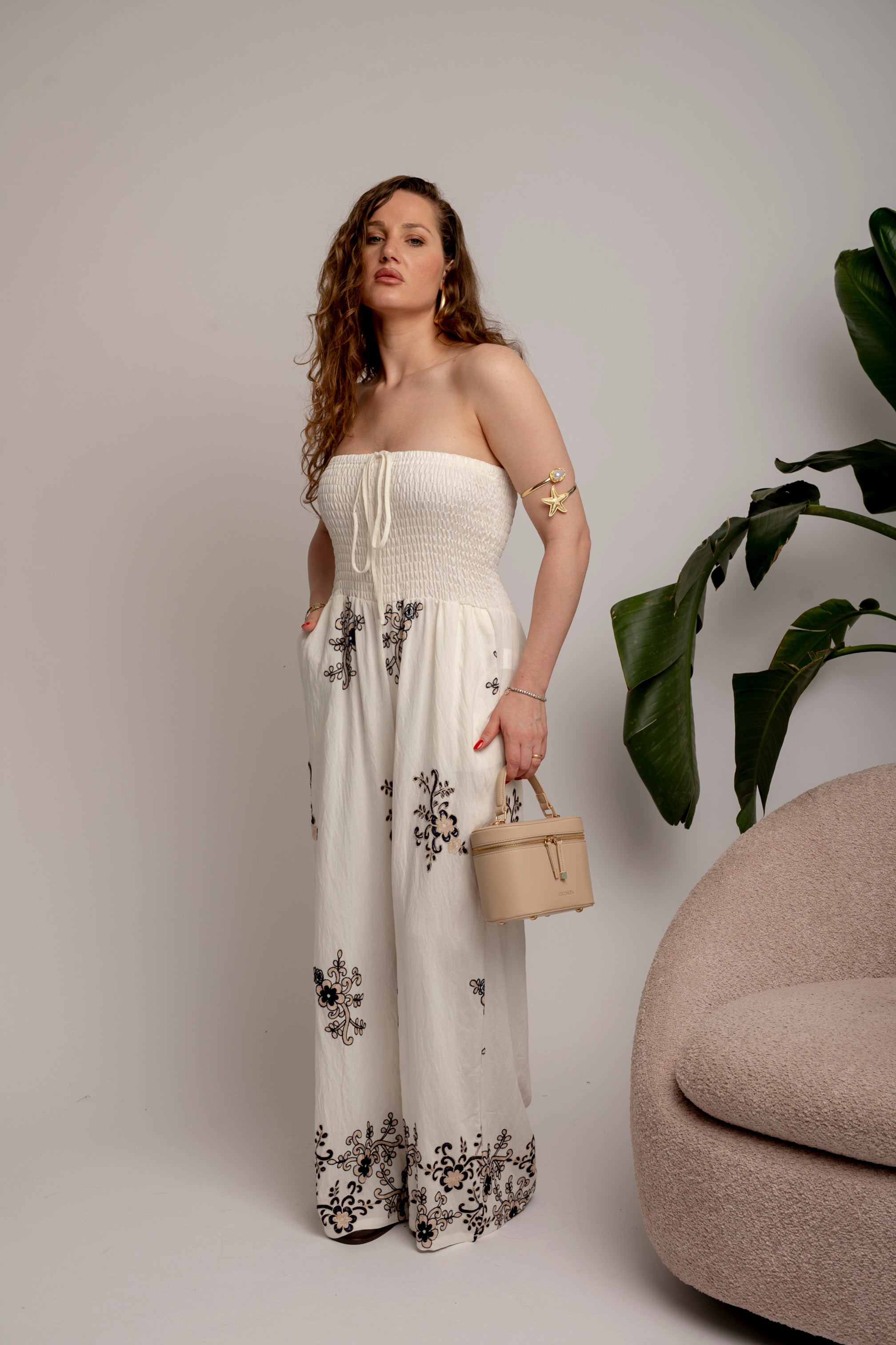 Tuta a fascia con fiori ricamati