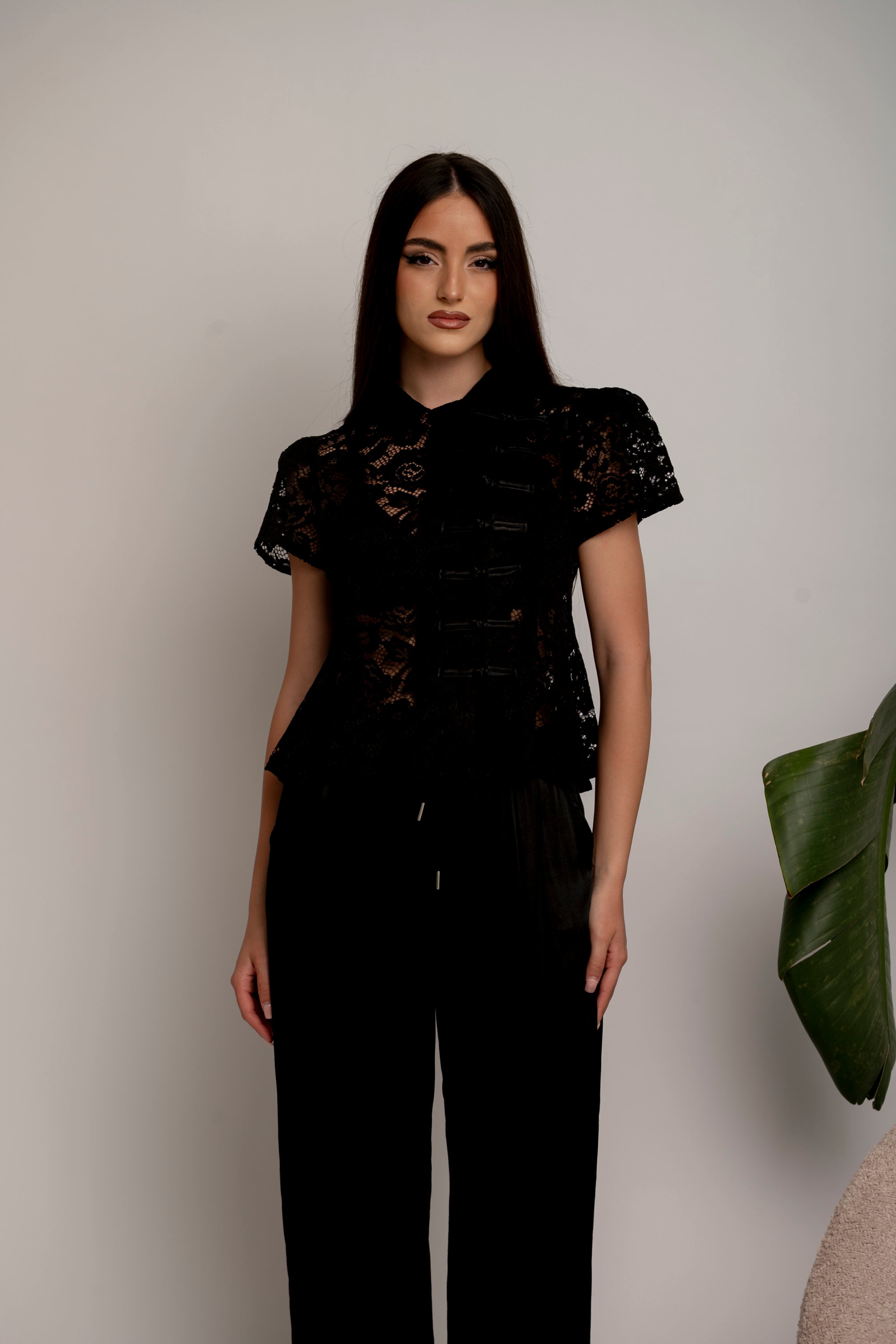 Camicia in pizzo con chiusura a nodo