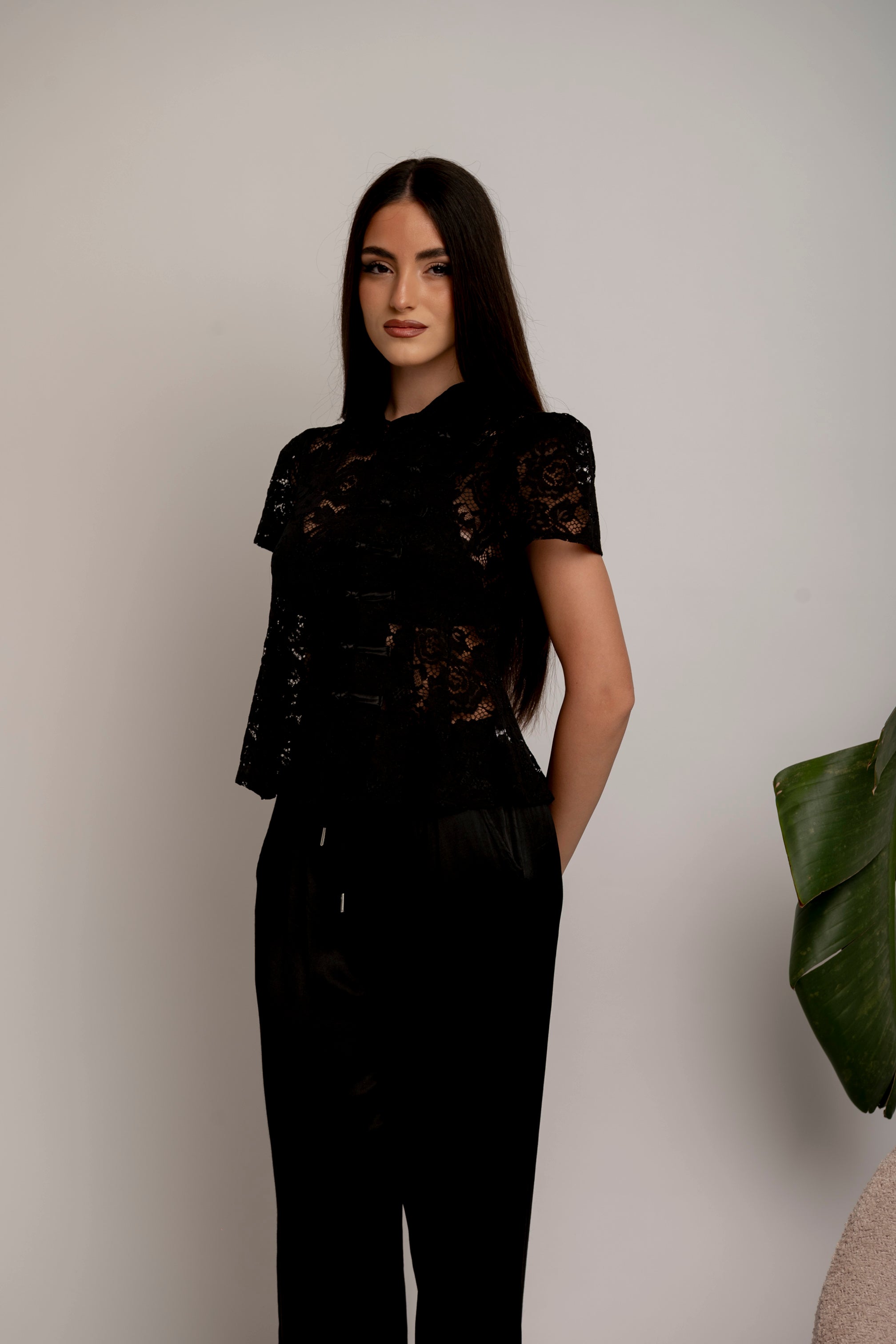 Camicia in pizzo con chiusura a nodo