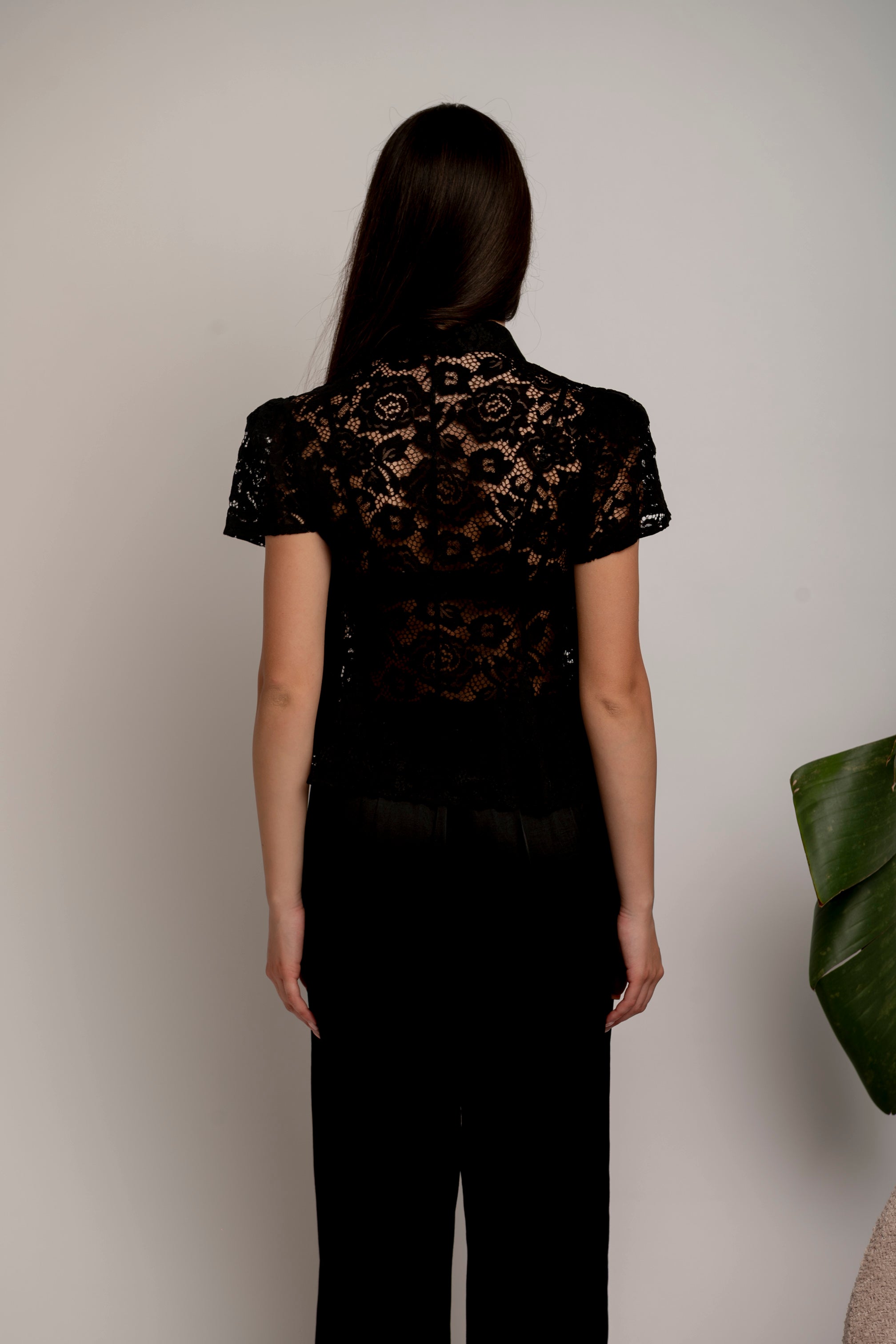 Camicia in pizzo con chiusura a nodo