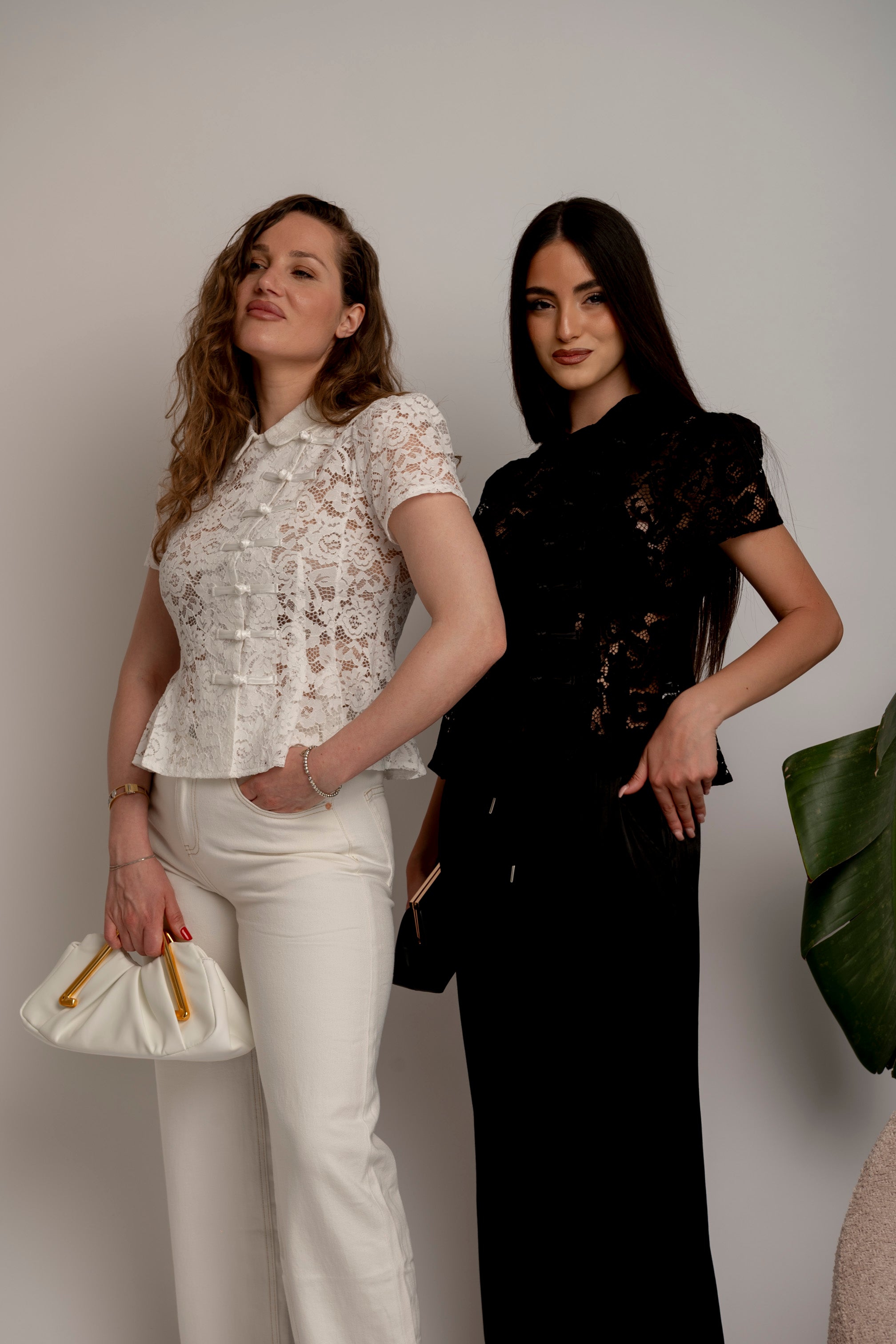 Camicia in pizzo con chiusura a nodo