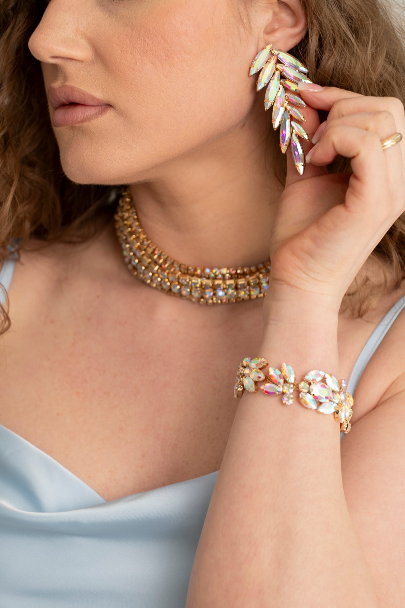 Orecchini foglia multicolor strass