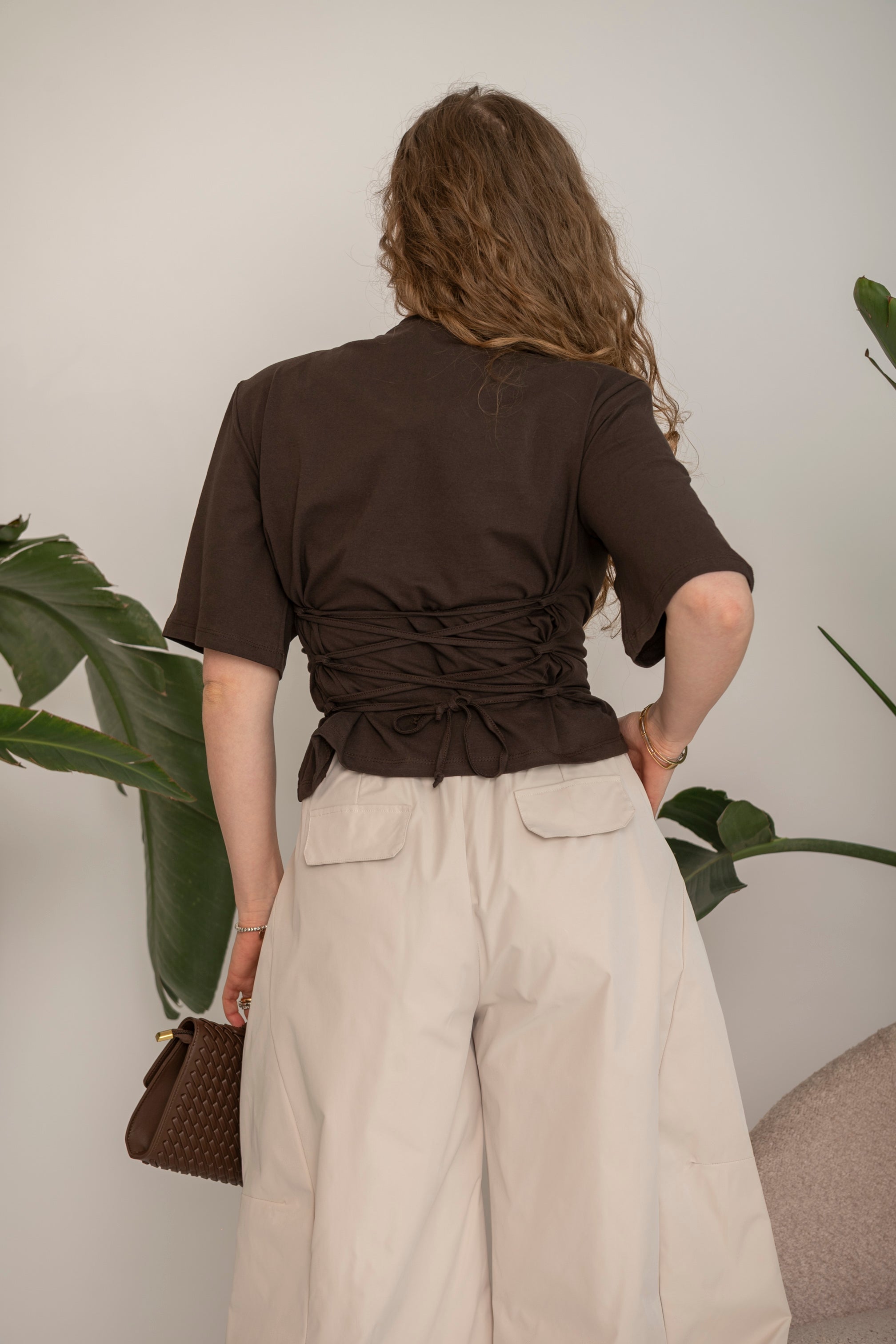 T-shirt con spalline e stringhe sul retro