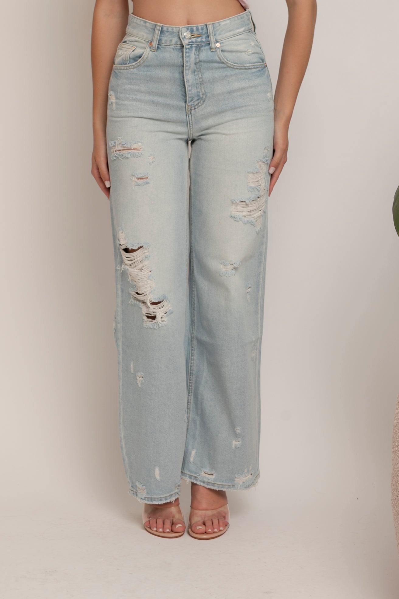 Jeans con strappi con foulard