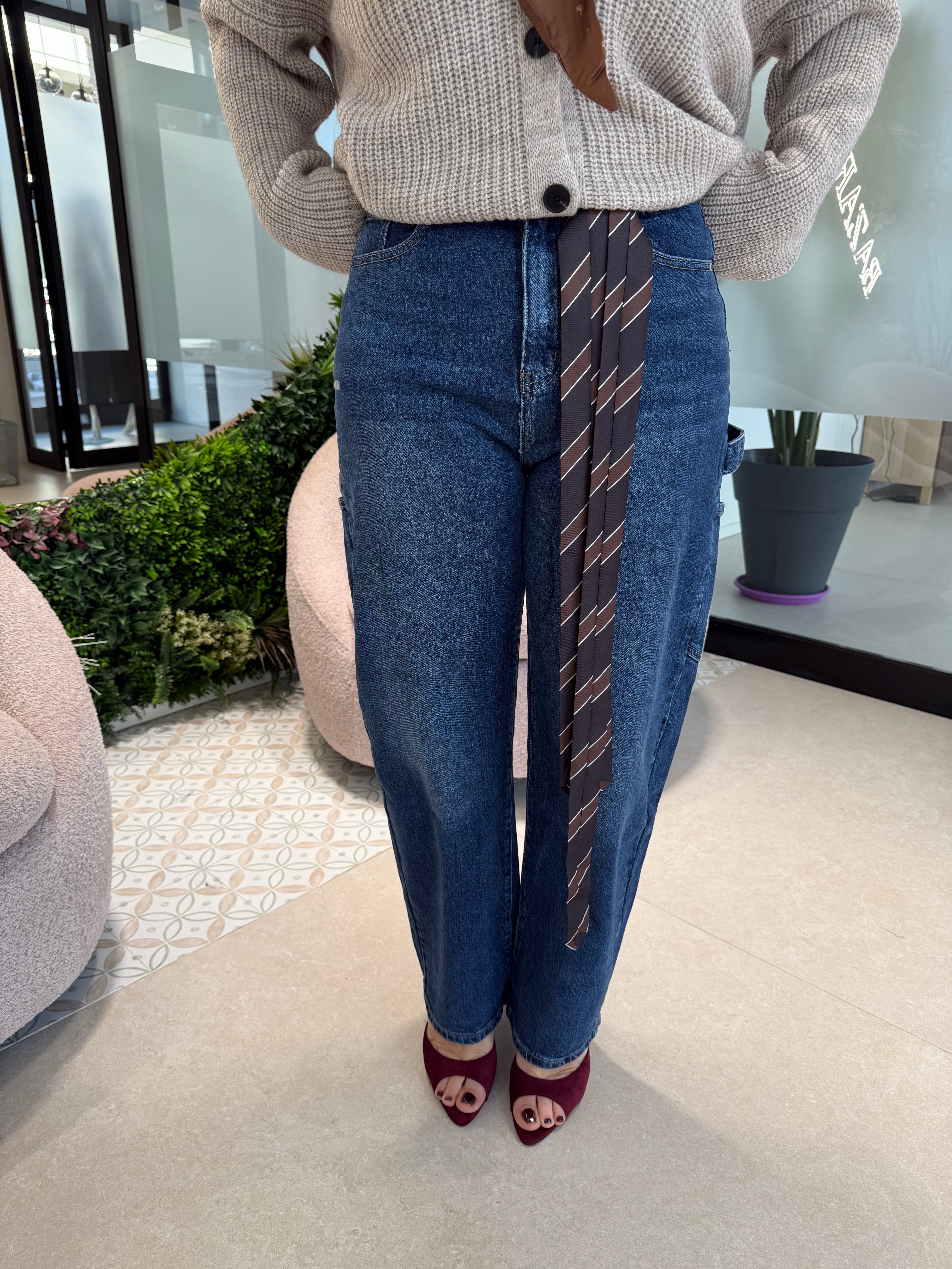 Jeans ballon con cravatta