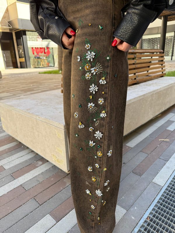 Jeans sfumato con fiori strass