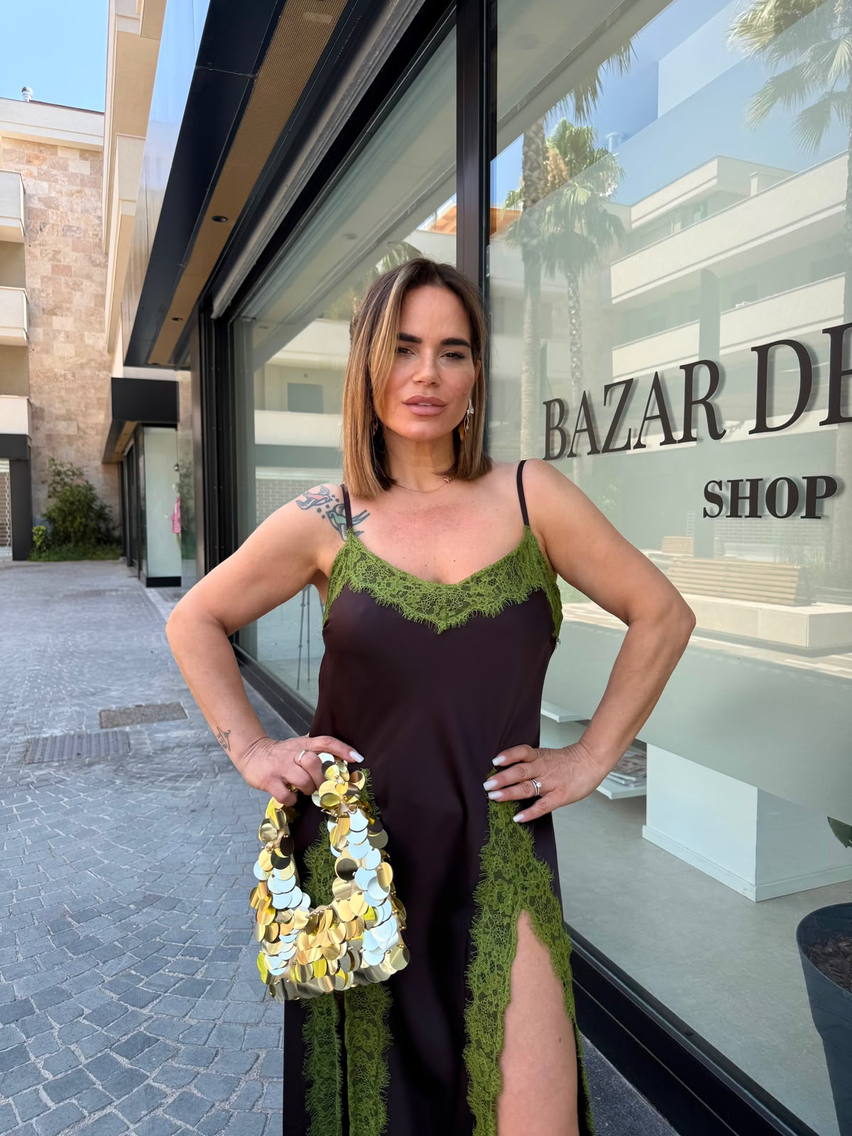 Abito in raso e pizzo con spacchi curvy