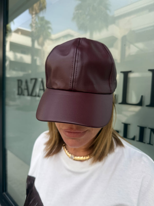Cappello con visiera in ecopelle