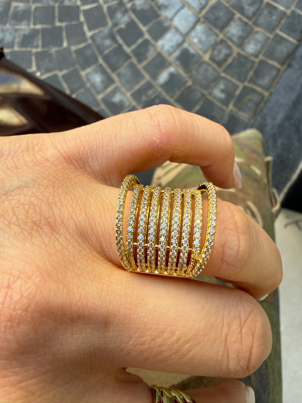 Anello a fascia con file di strass