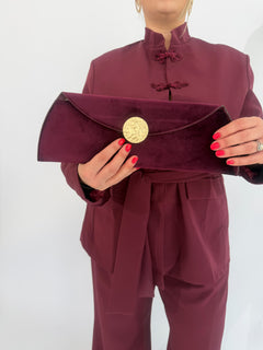 Clutch in camoscio con dettaglio oro