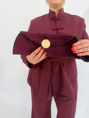 Clutch in camoscio con dettaglio oro