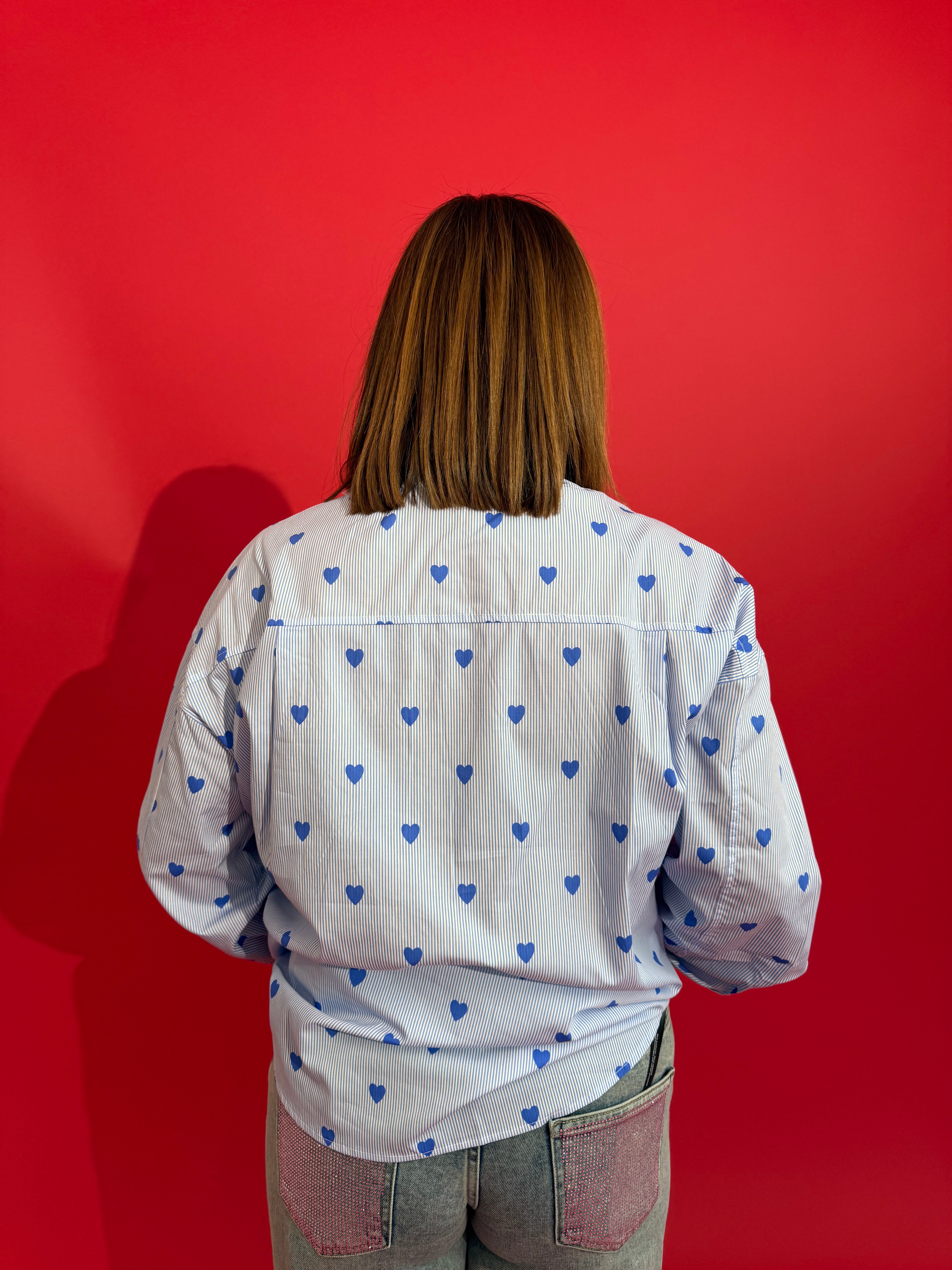 Camicia con cravatta e cuori