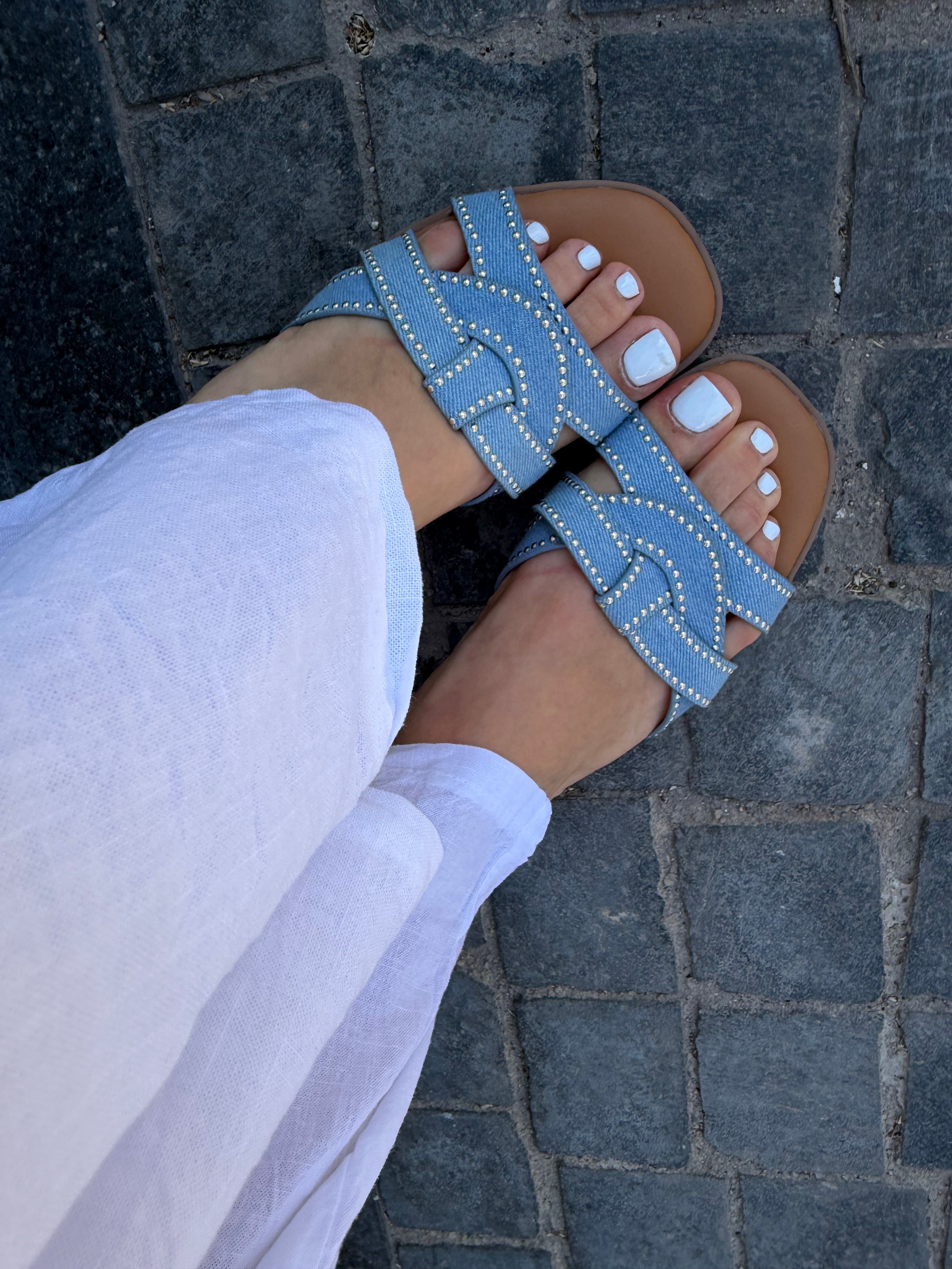 Sandali bassi intrecciati con borchie