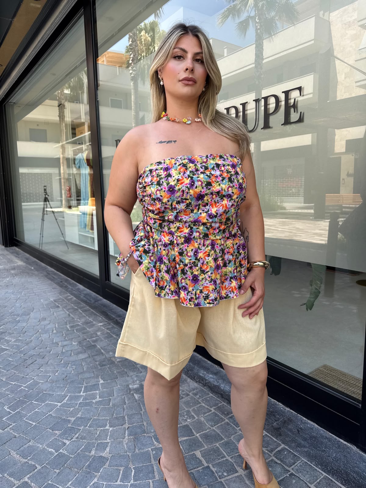 Top a fascia con fiorellini curvy