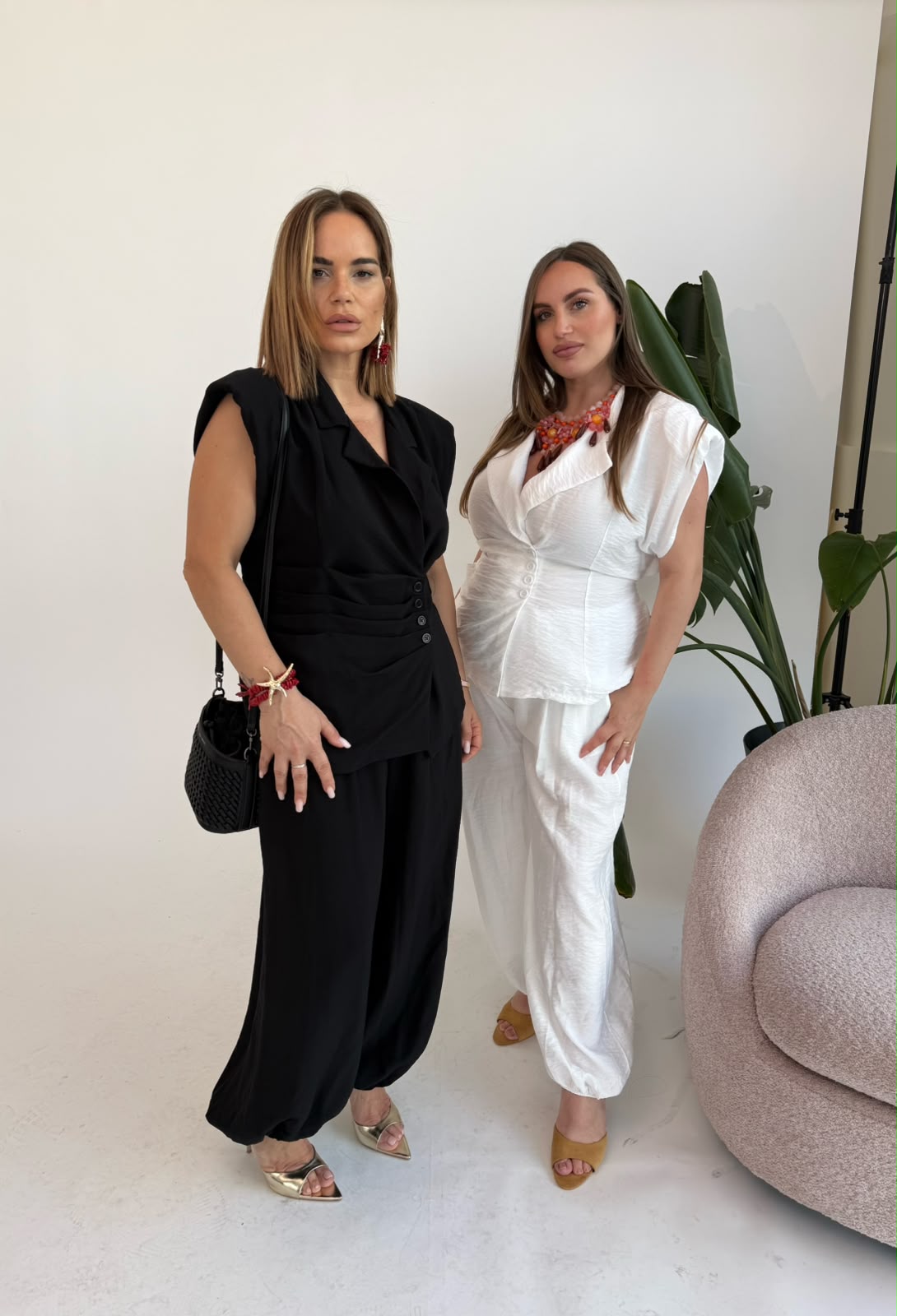 Tailleur in lino con bottoni curvy