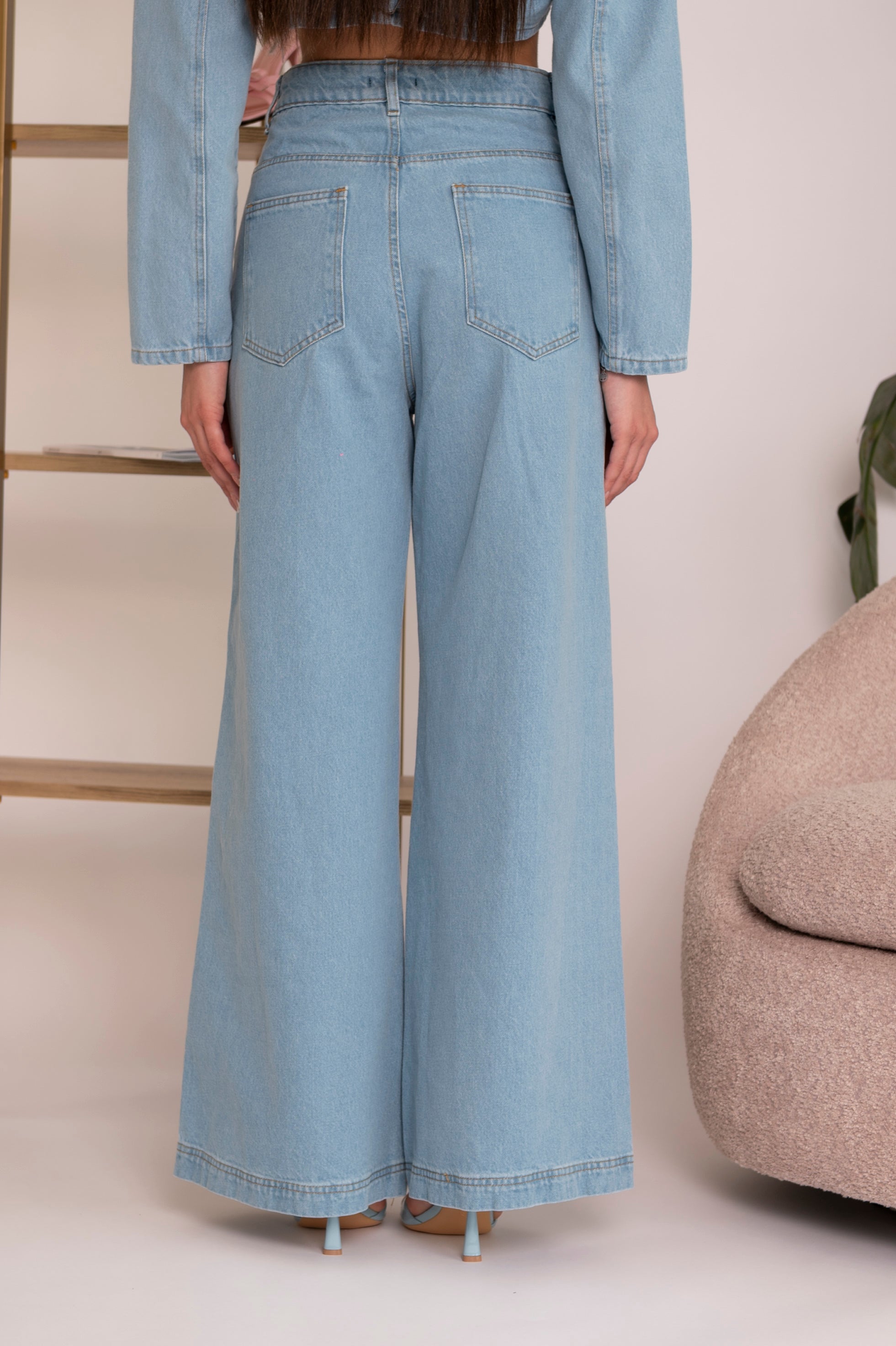 Cordset con giubbino crop e jeans