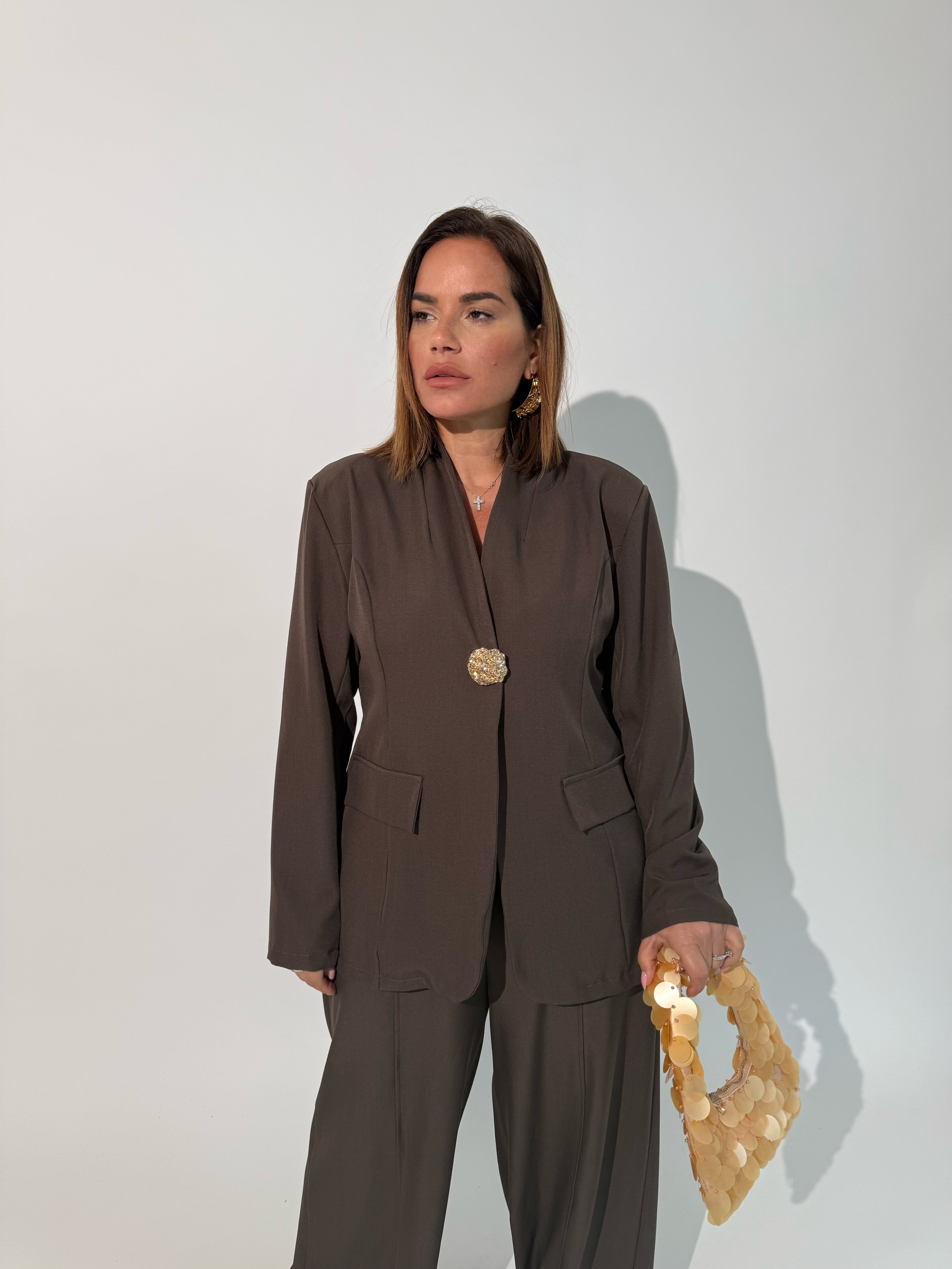 Tailleur con bottone oro curvy
