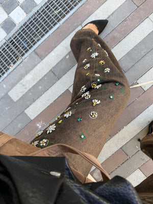 Jeans sfumato con fiori strass