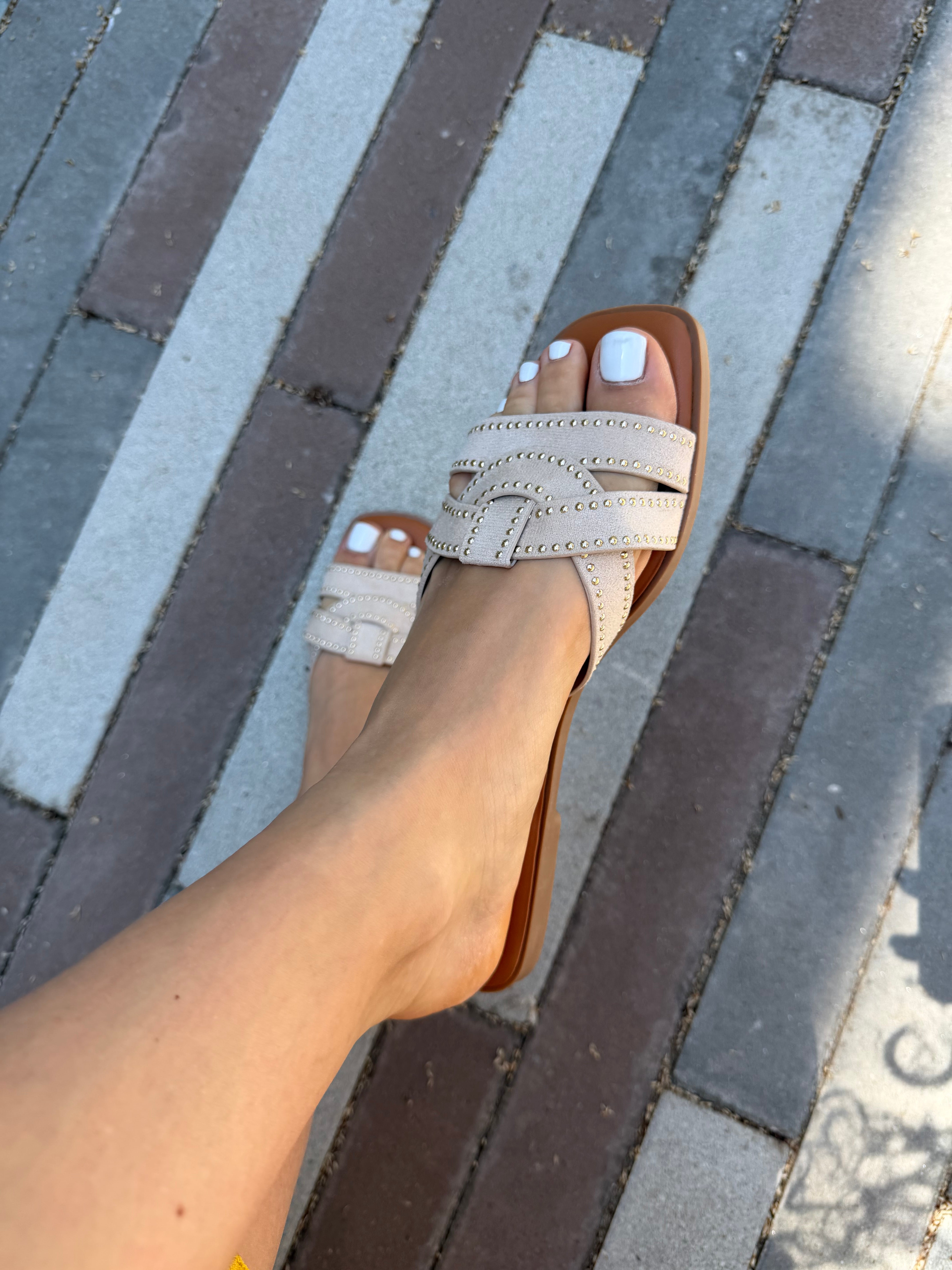 Sandali bassi intrecciati con borchie