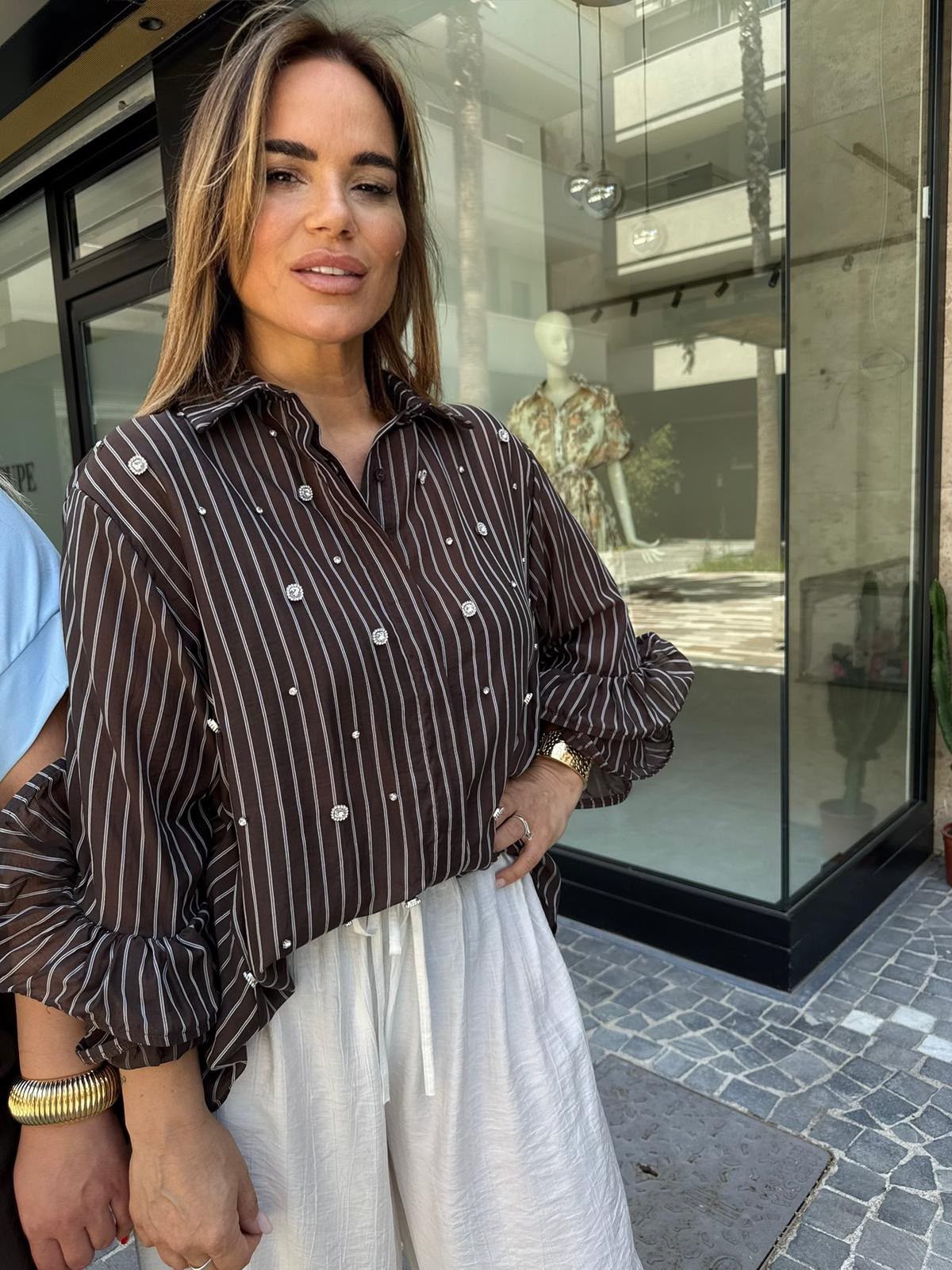 Camicia con manica rouche e dettagli gioiello