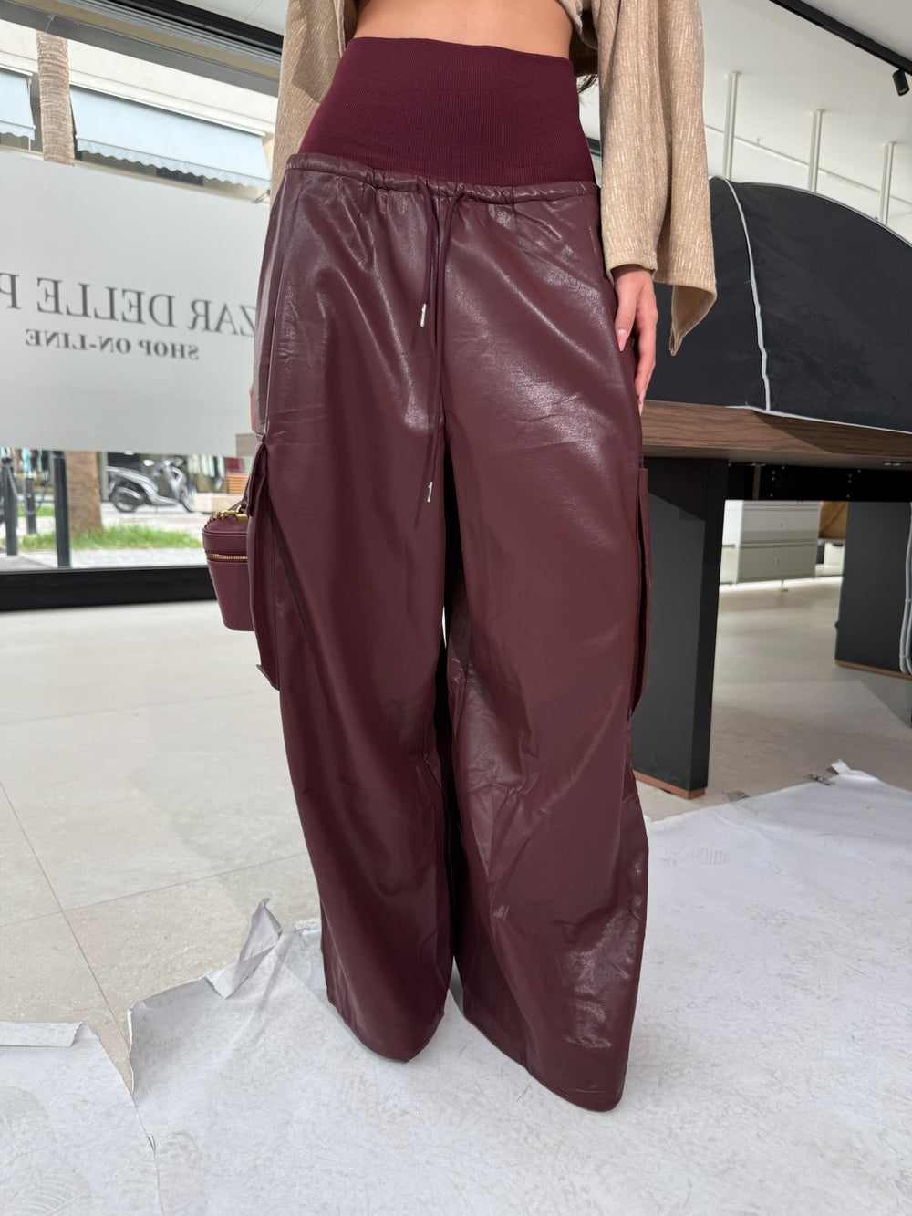 Pantalone ecopelle con elastico alto