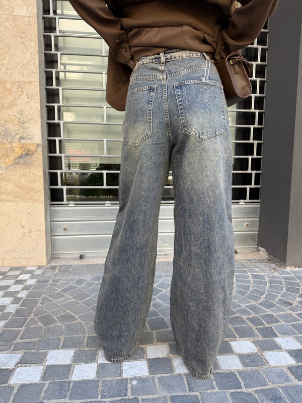 Jeans con risvolto e strappi