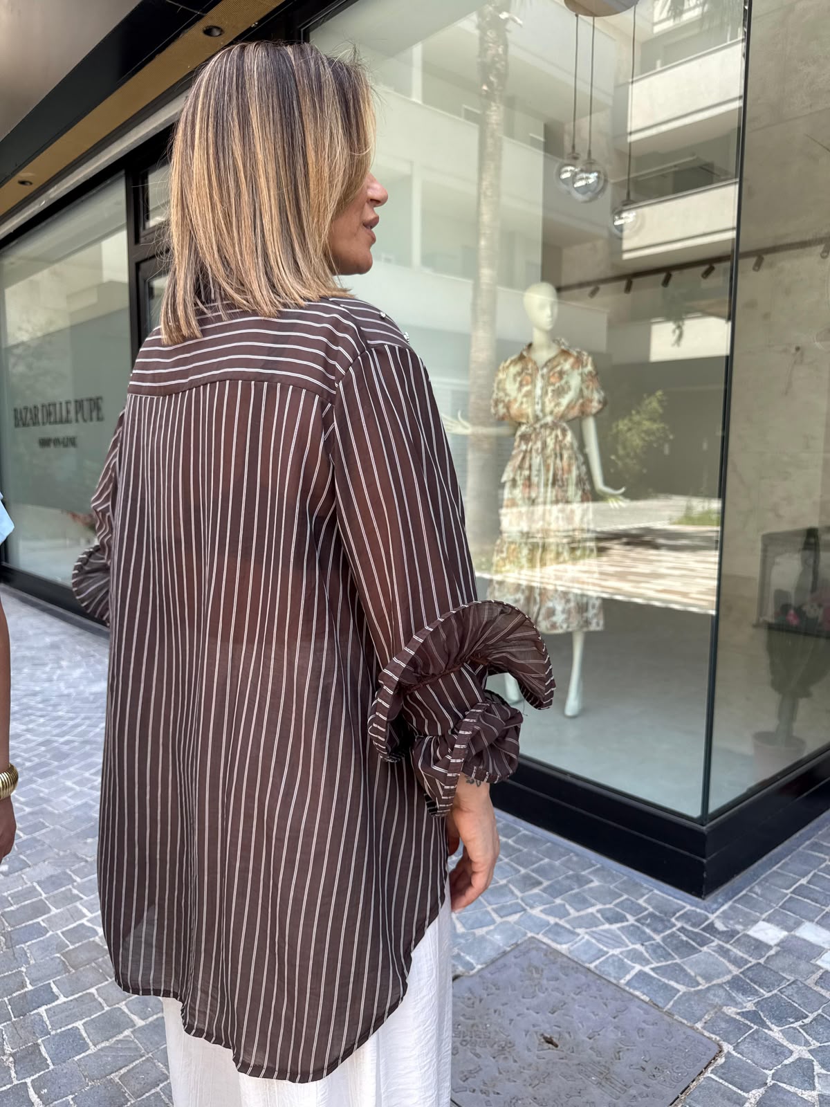 Camicia con manica rouche e dettagli gioiello