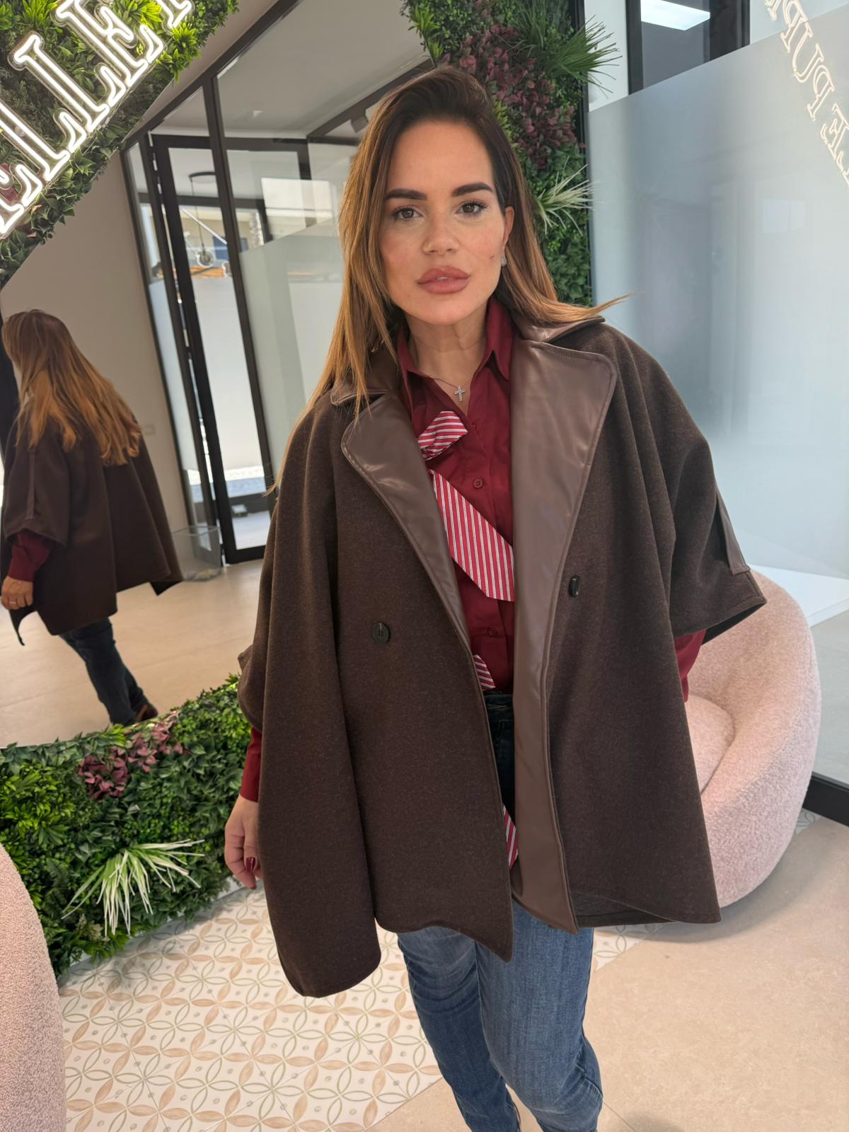 Trench mantella con dettagli ecopelle