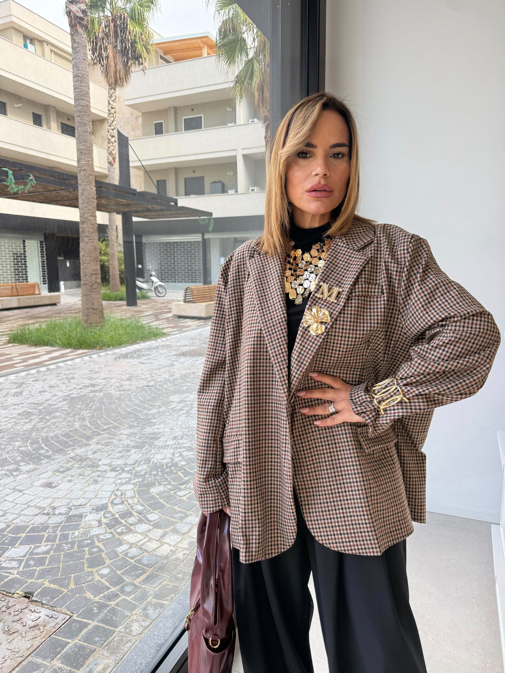 Giacca a quadrettini con spille curvy